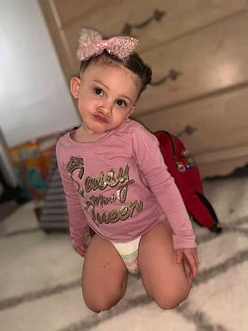 Analise is registered to the contest to win money with this photo: baby, baby_toddler_clothing, cheek, child, eye, eyebrow, flooring, fun, happy, iris, knee, leg, neck, person, pink, skin, sleeve, smile, thigh, toddler