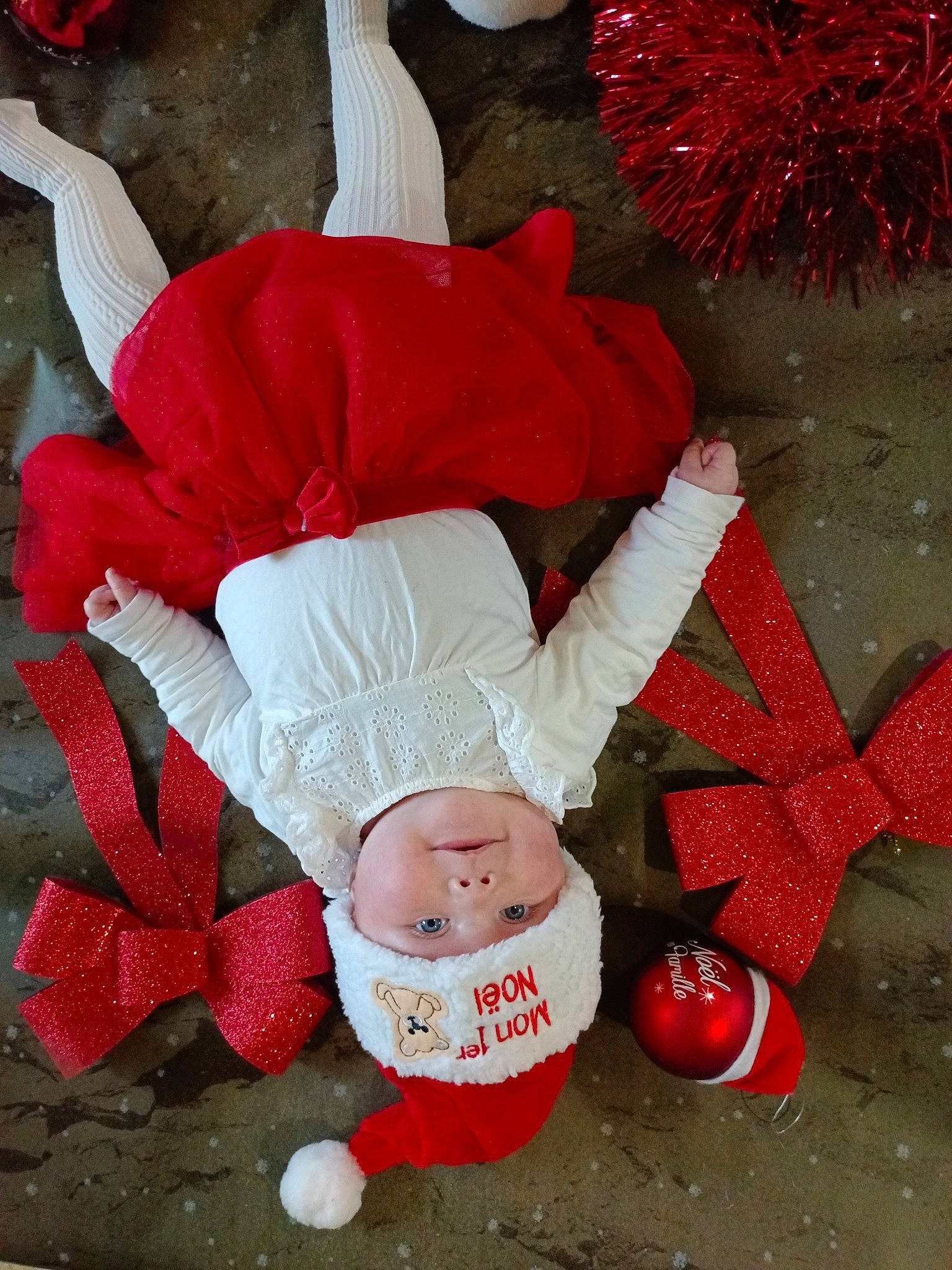Ileana participe au concours pour gagner de l'argent avec cette photo : carmine, christmas, christmas_decoration, christmas_eve, christmas_ornament, costume_hat, decoration, event, fictional_character, fur, happy, headwear, holiday, holiday_ornament, interior_design, lap, ornament, person, red, ribbon