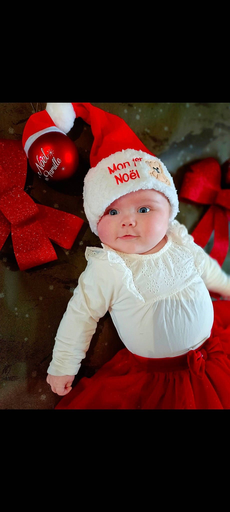 Ileana a rejoint le concours — aidez-le/la à gagner de superbes lots ! baby, baby_toddler_clothing, cap, child, christmas, clothing, costume_hat, event, face, facial_expression, happy, hat, headgear, headwear, holiday, human_body, person, pink, red, santa_claus
