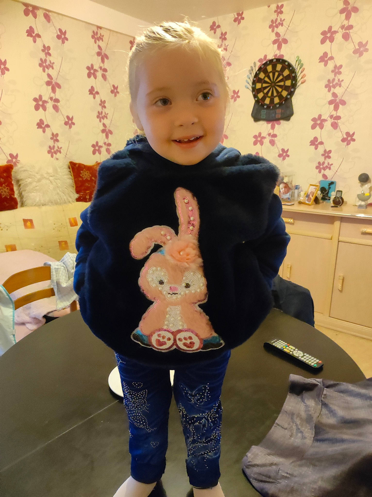 Kaelyne a rejoint le concours — aidez-le/la à gagner de superbes lots ! baby, baby_toddler_clothing, child, flooring, fun, happy, human_body, joint, joy, knee, luggage_and_bags, person, room, sitting, skin, sleeve, smile, standing, thigh, toddler