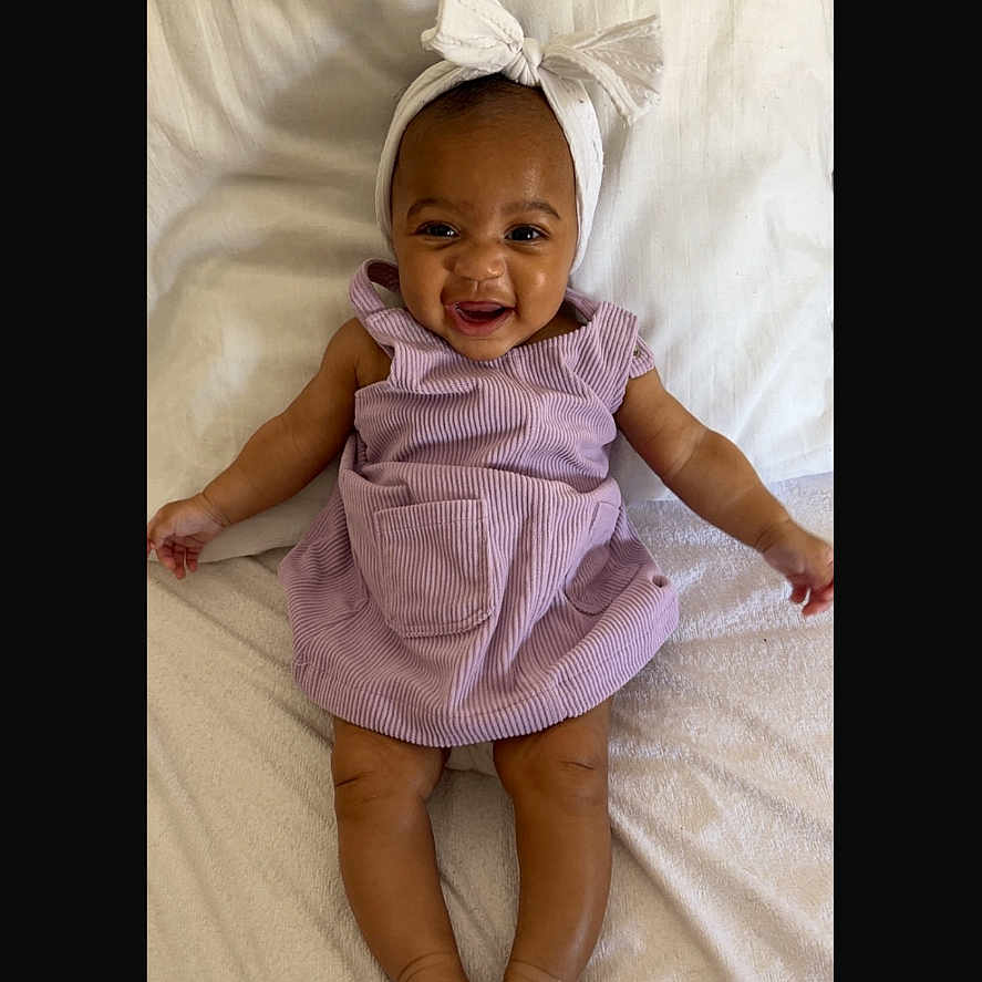 Iris a rejoint le concours — aidez-le/la à gagner de superbes lots ! baby, bed, bodypart, bonnet, cap, clothing, dress, face, finger, furniture, hand, happy, hat, head, newborn, person, photography, portrait, sitting, smile