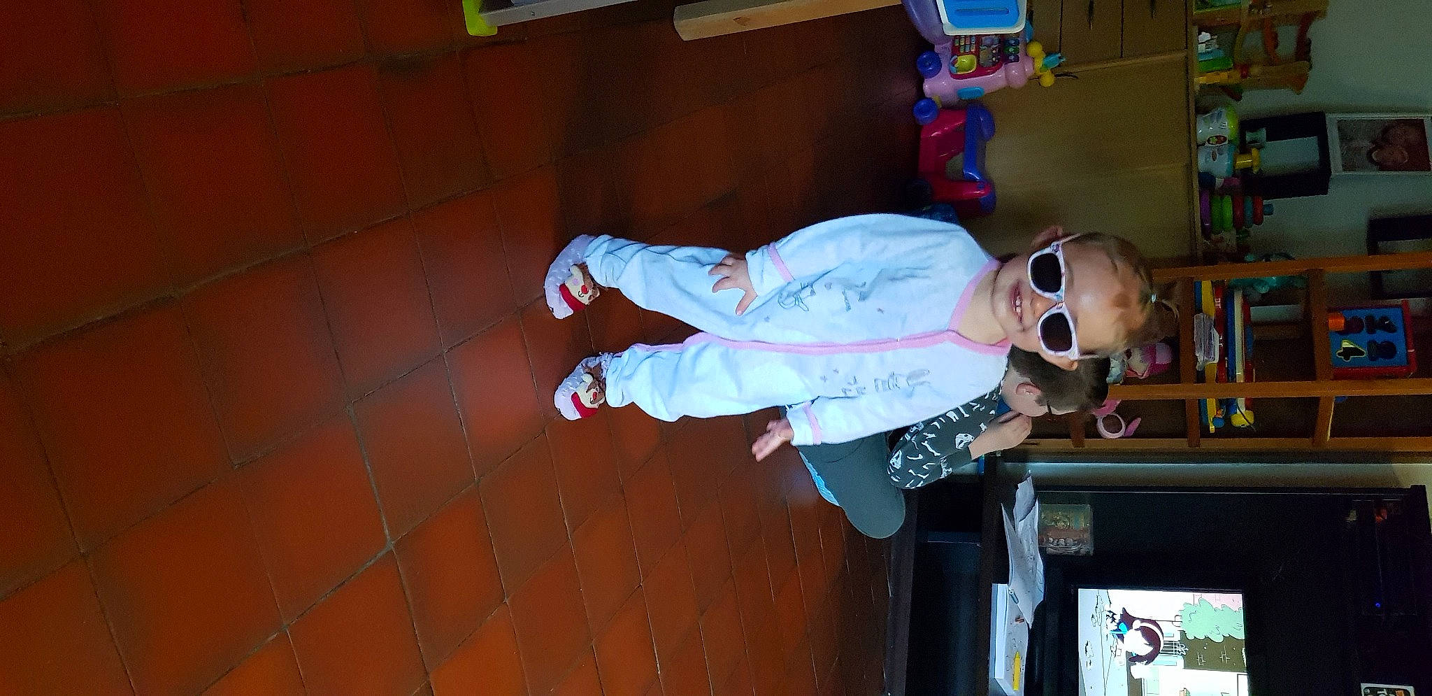 Zoé a rejoint le concours — aidez-le/la à gagner de superbes lots ! baby, baby_toddler_clothing, child, costume, flooring, fun, hardwood, joy, person, room, smile, t_shirt, toddler, walking_shoe, wood