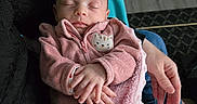 Espérance a rejoint le concours — aidez-le/la à gagner de superbes lots ! baby, blanket, child, clothing, comfort, couch, cozy, cute, floor, hand, indoor, infant, person, pink, portrait, relaxation, sleep, sleeping, toddler, warm