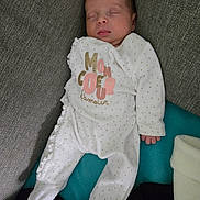 Espérance participe au concours pour gagner de l'argent avec cette photo : baby, blanket, child, clothing, comfortable, couch, cozy, cute, face, human, indoors, infant, newborn, onesie, peaceful, portrait, resting, sleeping, small, soft