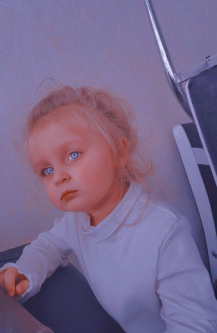 Anastasia participe au concours pour gagner de l'argent avec cette photo : baby, baby_toddler_clothing, blond, cheek, comfort, elbow, electric_blue, eyebrow, flooring, fun, iris, joint, lip, mouth, neck, nose, person, shoulder, skin, t_shirt