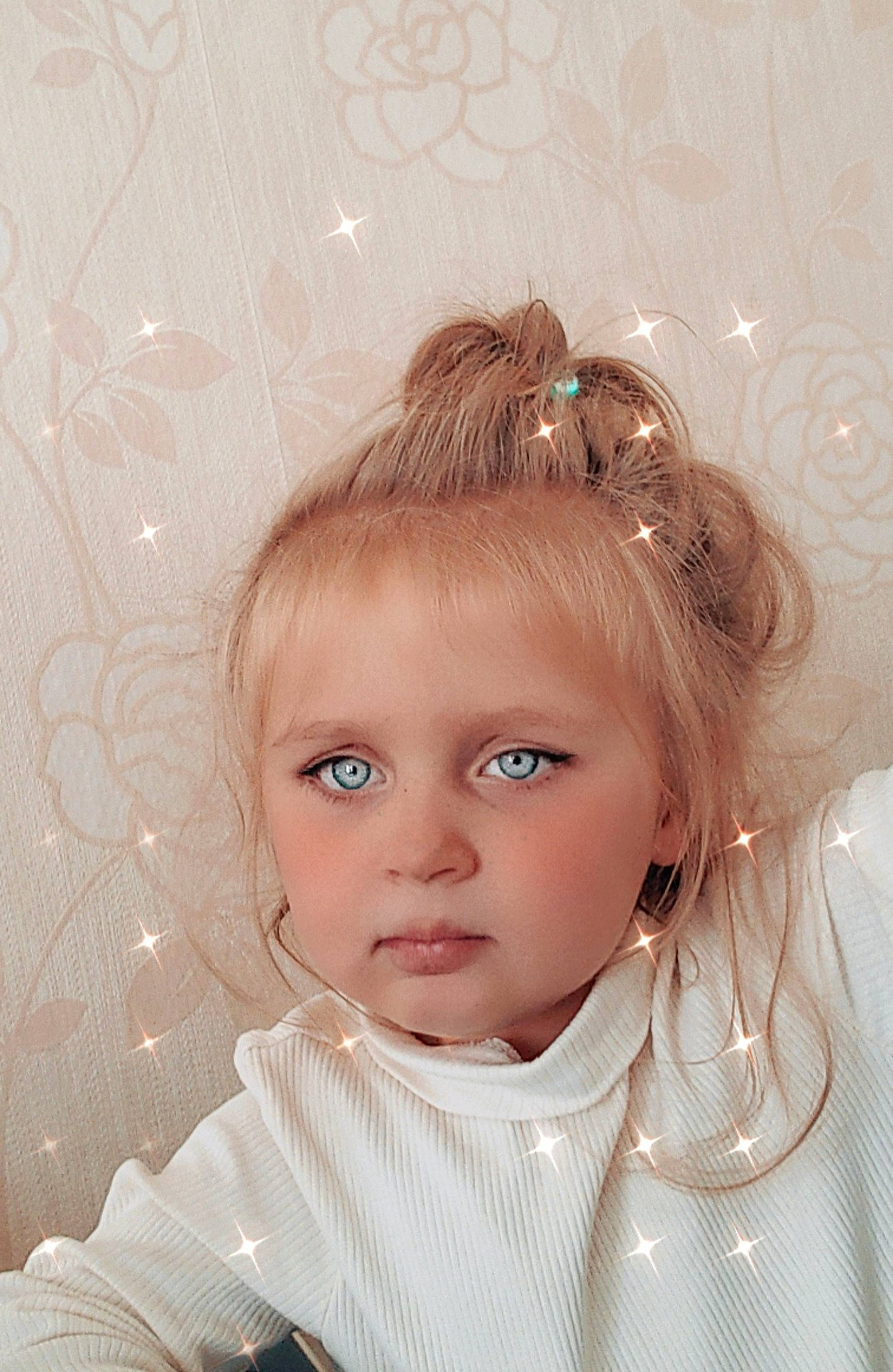 Anastasia participe au concours pour gagner de l'argent avec cette photo : bangs, blond, bridal_accessory, chin, eyebrow, eyelash, face, flash_photography, hair, happy, headpiece, iris, lip, long_hair, person, pink, sleeve, toddler, toy, white