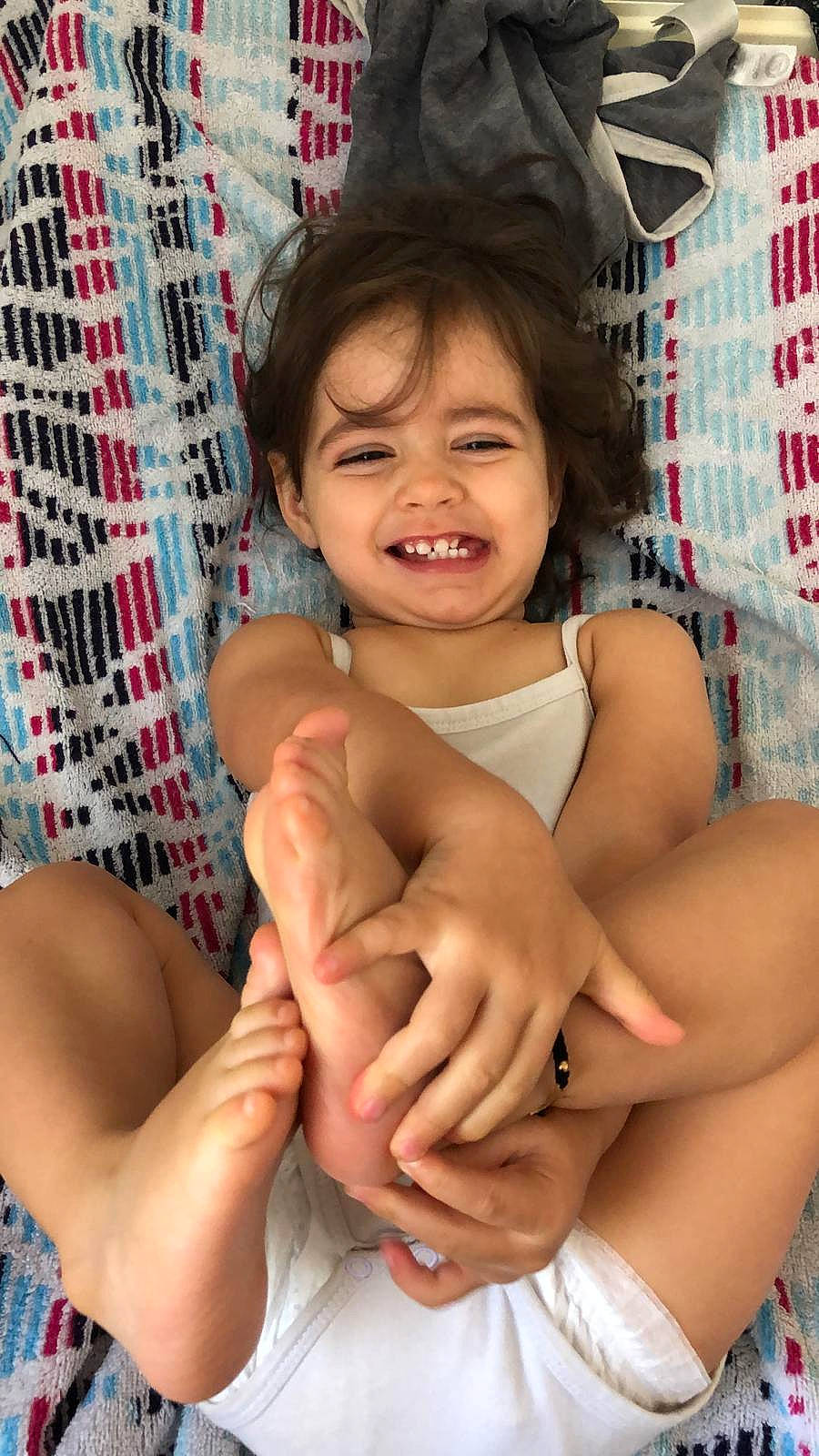 Cattleya participe au concours pour gagner de l'argent avec cette photo : arm, black_hair, child, finger, hand, joy, leg, muscle, person, smile, thumb