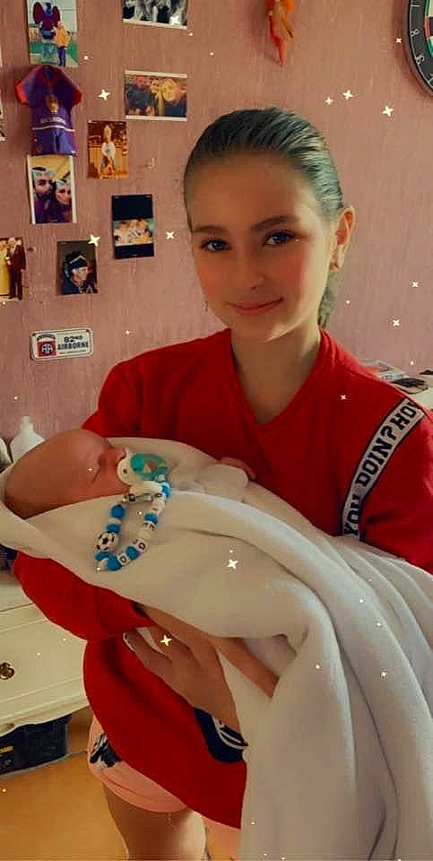 Nadege a rejoint le concours — aidez-le/la à gagner de superbes lots ! ear, joy, lip, person, smile