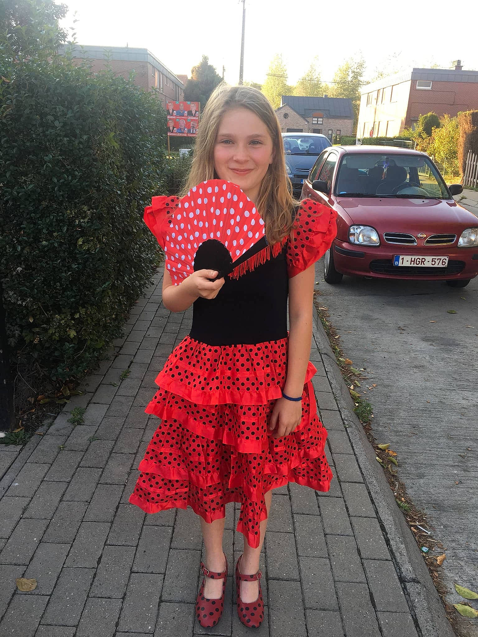 Nadege a rejoint le concours — aidez-le/la à gagner de superbes lots ! car, child, city_car, clothing, compact_car, coquelicot, dress, family_car, human_leg, joy, leg, luxury_vehicle, mid_size_car, minivan, pattern, person, red, snapshot, toddler, vacation
