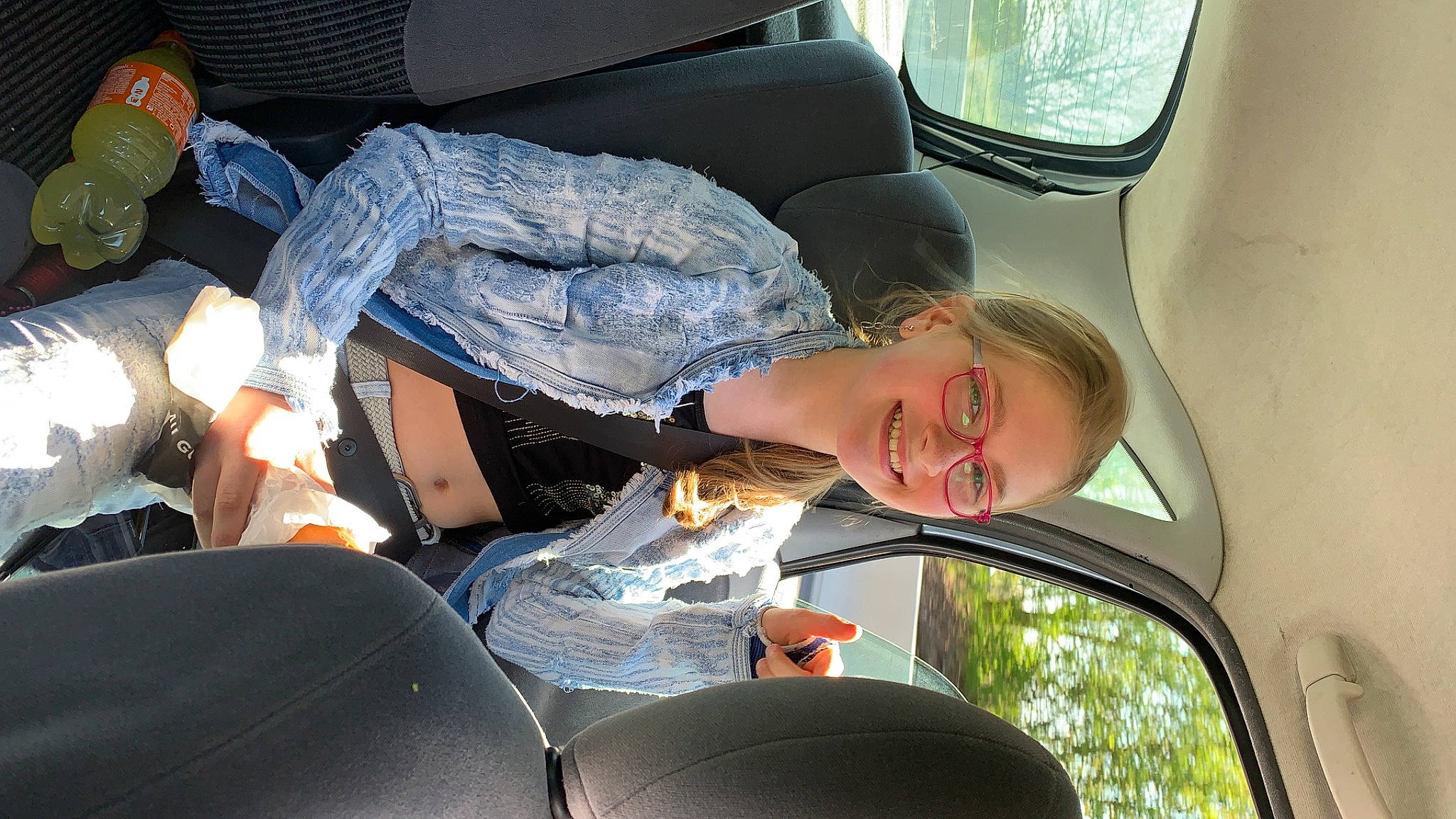 Nadege participe au concours pour gagner de l'argent avec cette photo : auto_part, automotive_window_part, car, car_seat, car_seat_cover, family_car, joy, passenger, person, vehicle