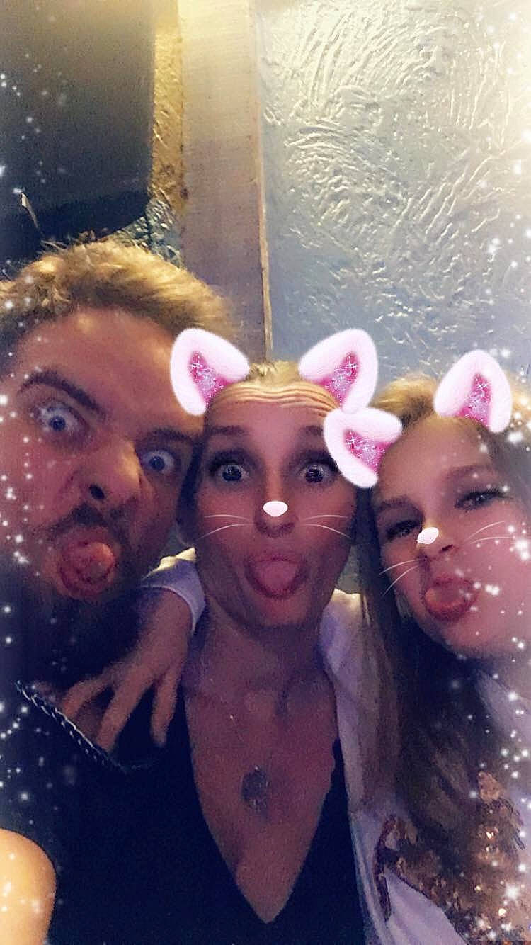 Nadege participe au concours pour gagner de l'argent avec cette photo : child, ear, face, fun, happy, head, human, nose, person, photobombing, photography, selfie, smile, surprise