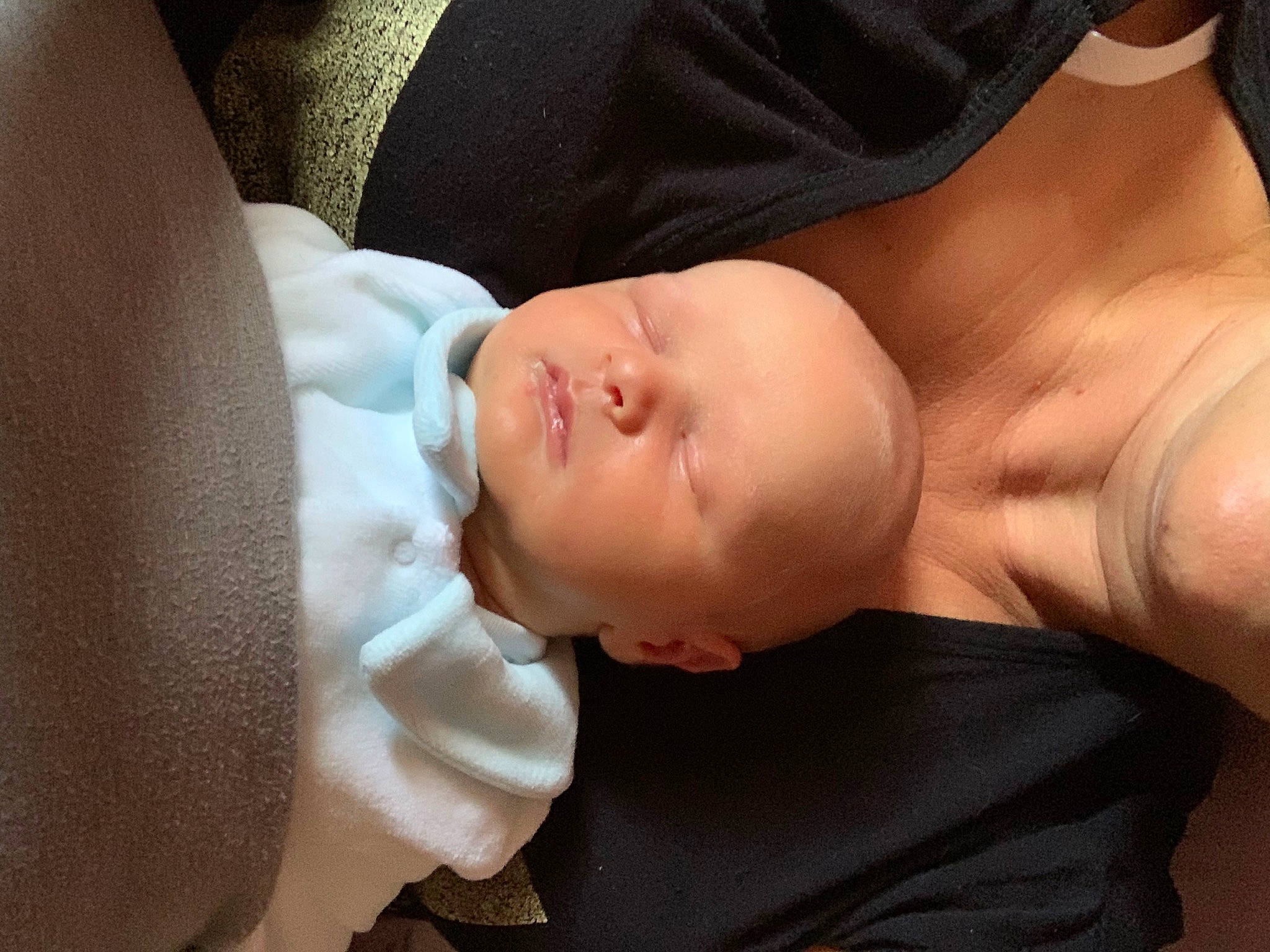 Diego participe au concours pour gagner de l'argent avec cette photo : arm, baby, child, ear, finger, hand, head, mouth, muscle, neck, person, skin