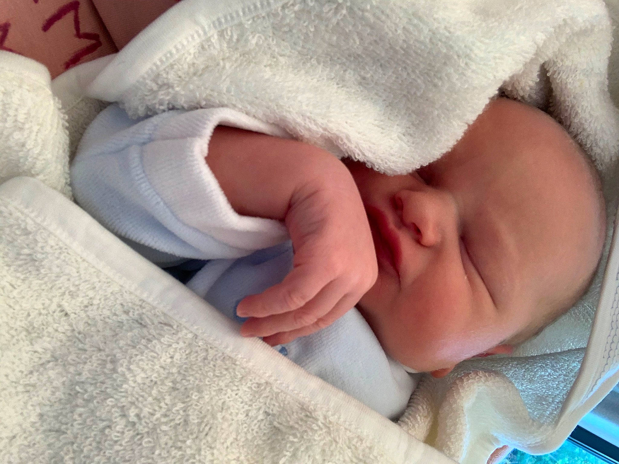 Diego a rejoint le concours — aidez-le/la à gagner de superbes lots ! baby, baby_sleeping, bedtime, birth, blanket, child, childbirth, comfort, finger, hand, nap, person, skin, sleep, toddler