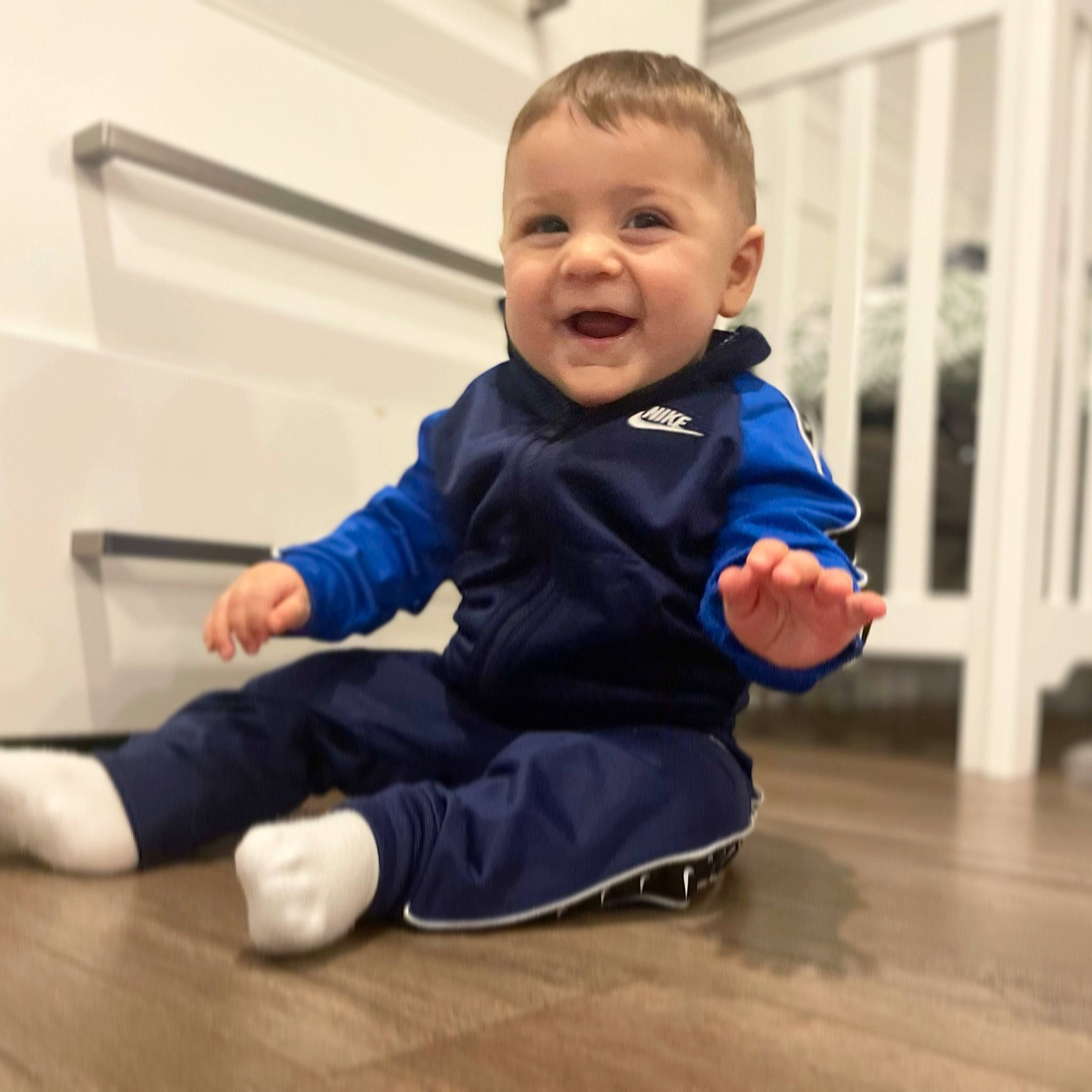 Jessyjames a rejoint le concours — aidez-le/la à gagner de superbes lots ! baby, baby_toddler_clothing, cheek, comfort, finger, floor, flooring, happy, joint, knee, leg, nose, person, product, skin, sleeve, smile, standing, thumb, toddler