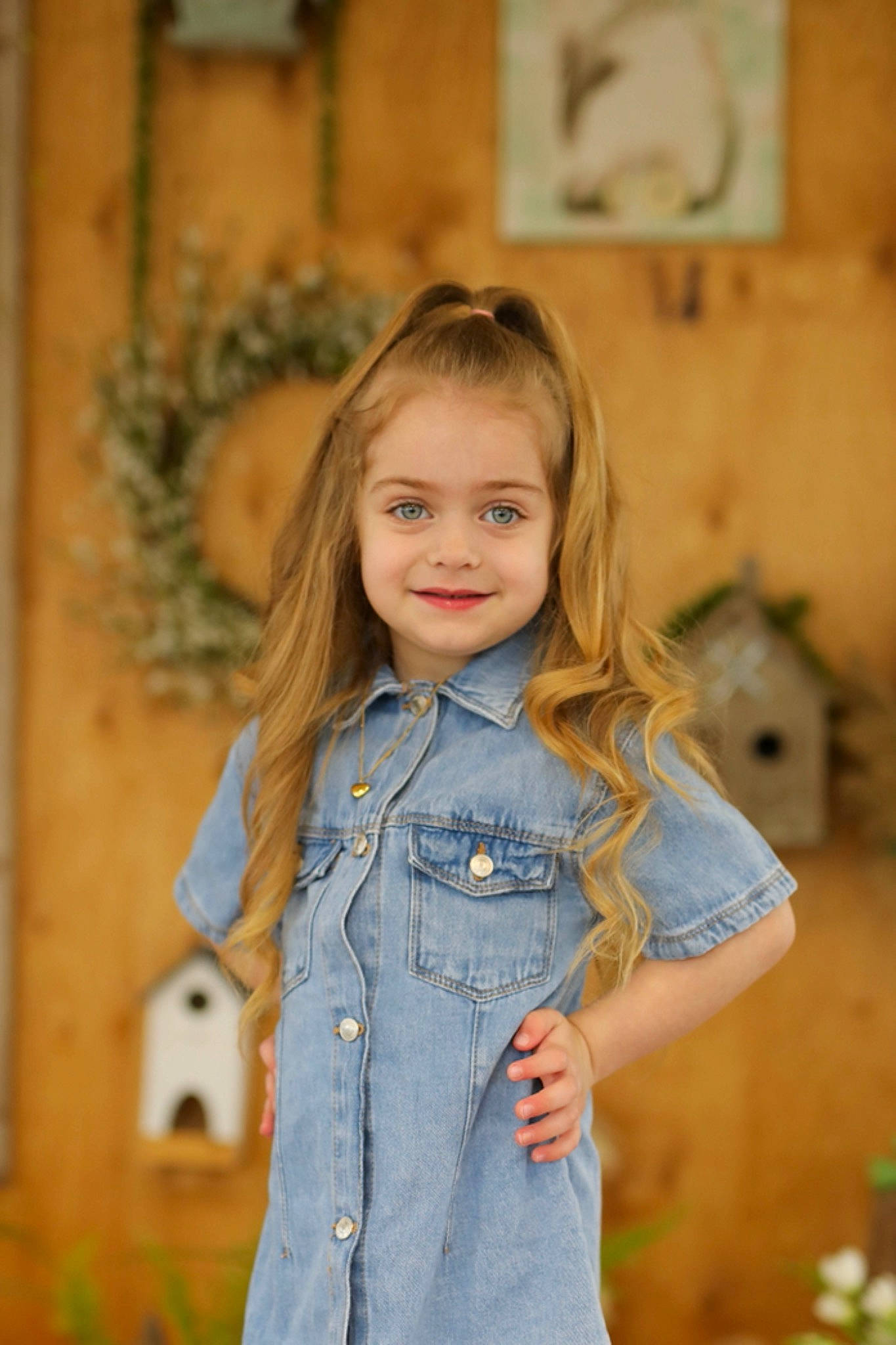 Léanna a rejoint le concours — aidez-le/la à gagner de superbes lots ! child, denim, eye, face, facial_expression, flash_photography, grass, hair, happy, iris, joy, outerwear, person, plant, skin, sleeve, smile, standing, street_fashion, t_shirt