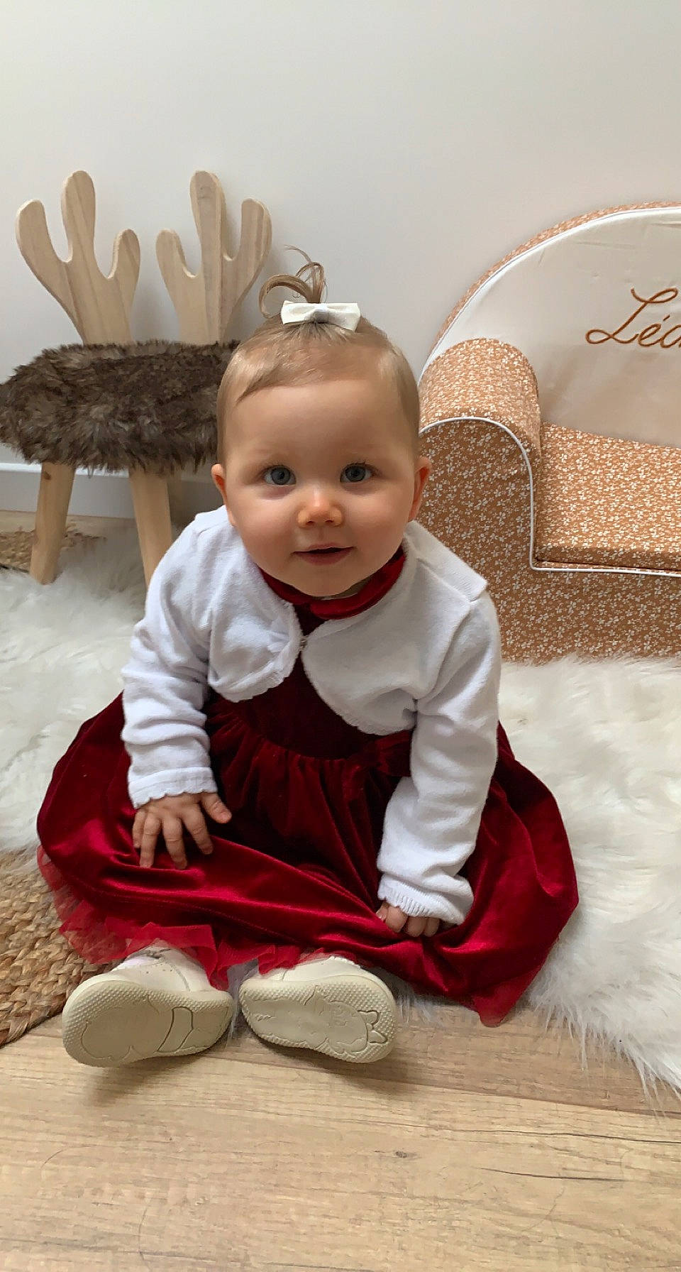 Léonie a rejoint le concours — aidez-le/la à gagner de superbes lots ! baby, baby_toddler_clothing, child, costume_hat, event, fashion_accessory, floor, flooring, fun, happy, headpiece, person, pink, room, sitting, skin, sleeve, smile, toddler, white