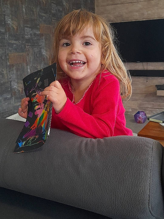 Iris a rejoint le concours — aidez-le/la à gagner de superbes lots ! blond, child, comfort, couch, face, finger, hair, happy, head, iris, joy, knee, lap, magenta, mammal, person, sitting, sleeve, smile, t_shirt