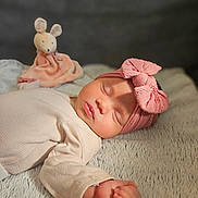 Rebecca a rejoint le concours — aidez-le/la à gagner de superbes lots ! baby, sleeping, headband, pink, bow, blanket, plush_toy, mouse, soft_texture, infant, cute, peaceful, indoors, child, newborn, resting, cozy, portrait, clothing, hand
