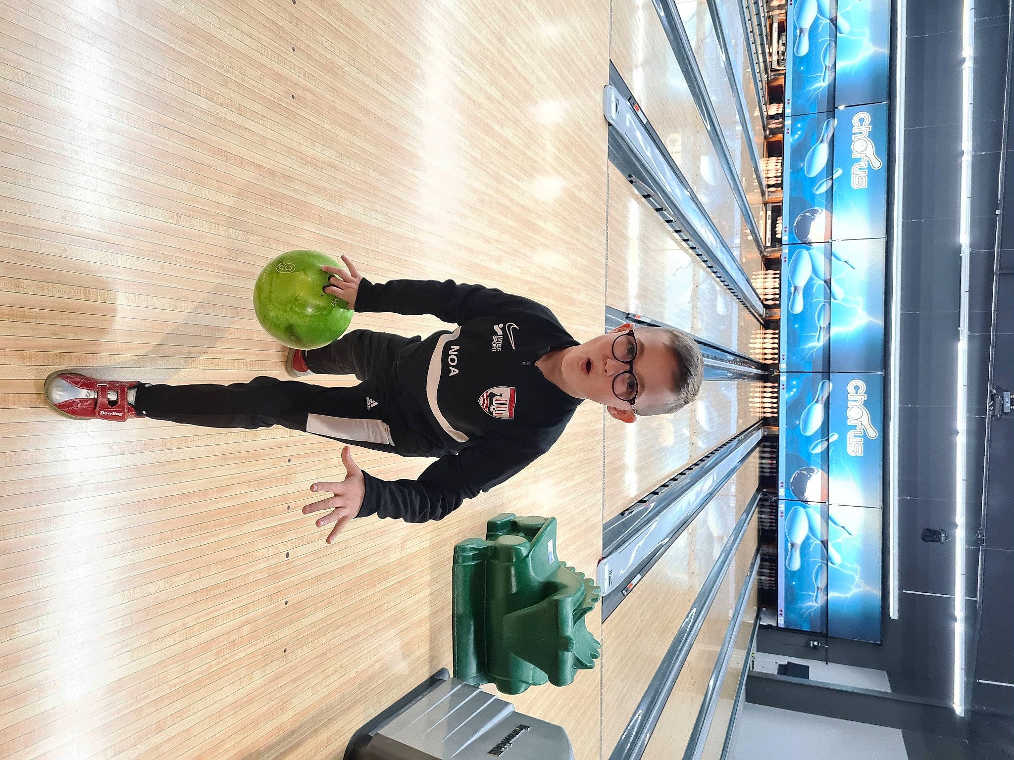 Noa a rejoint le concours — aidez-le/la à gagner de superbes lots ! bowler, electric_blue, engineering, flooring, glass, hardwood, machine, metal, person, recreation, room, sportswear, stairs, steel, surprise