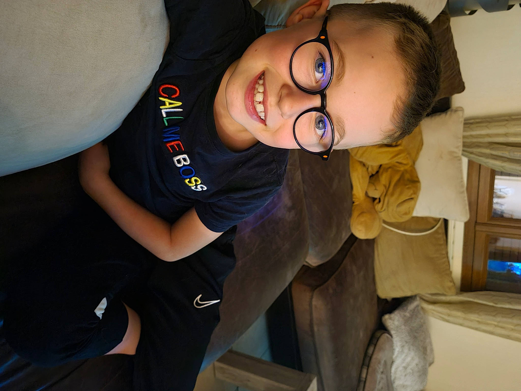 Noa participe au concours pour gagner de l'argent avec cette photo : auto_part, car_seat, child, comfort, elbow, eyewear, family_car, felidae, fun, fur, glasses, helmet, joy, leg, person, personal_protective_equipment, sitting, small_to_medium_sized_cats, t_shirt, toddler