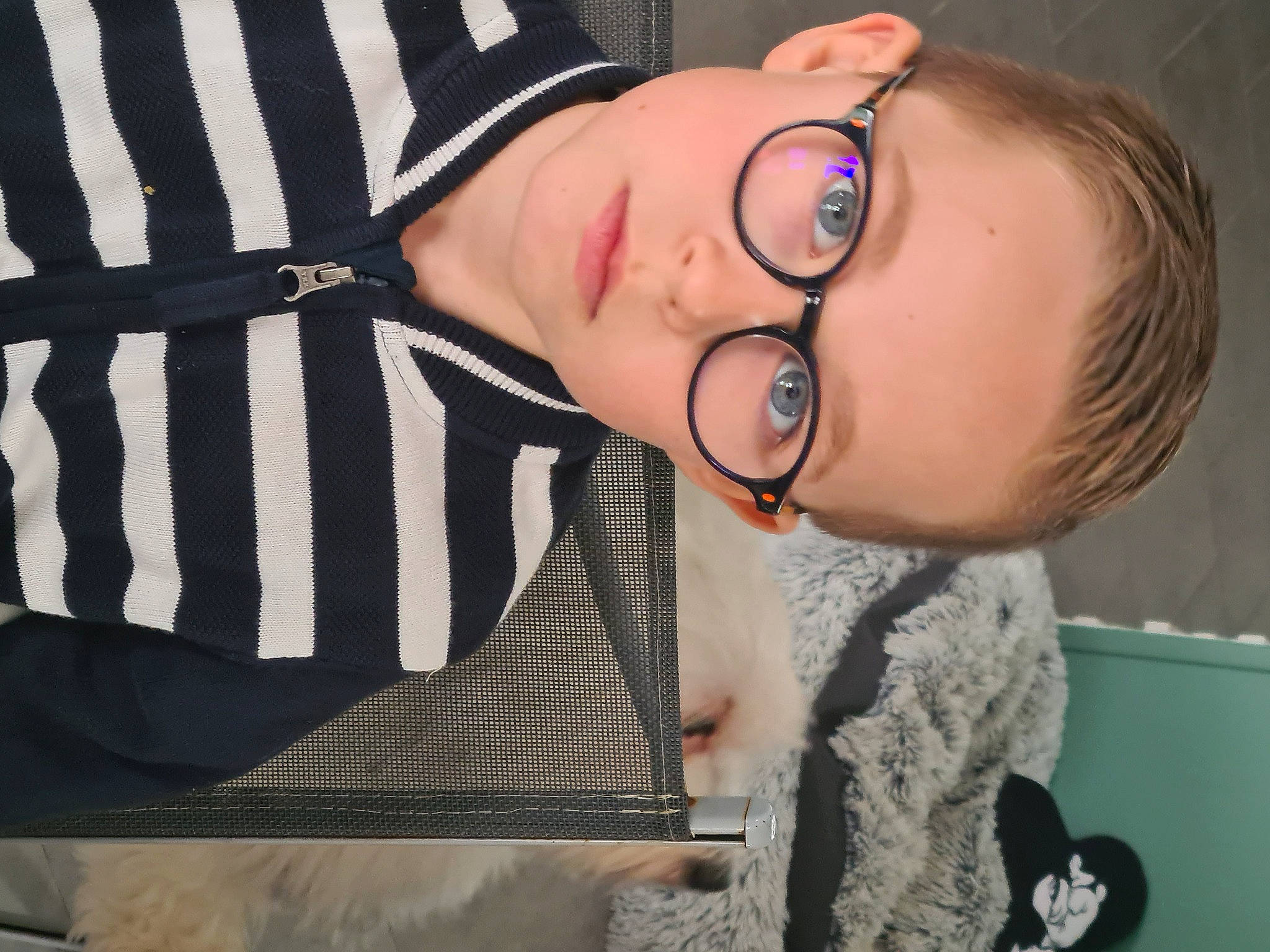 Noa participe au concours pour gagner de l'argent avec cette photo : arm, beard, ear, eyebrow, eyelash, eyewear, face, finger, forehead, glasses, jaw, lip, mouth, neck, nose, organ, person, skin, sleeve, sunglasses