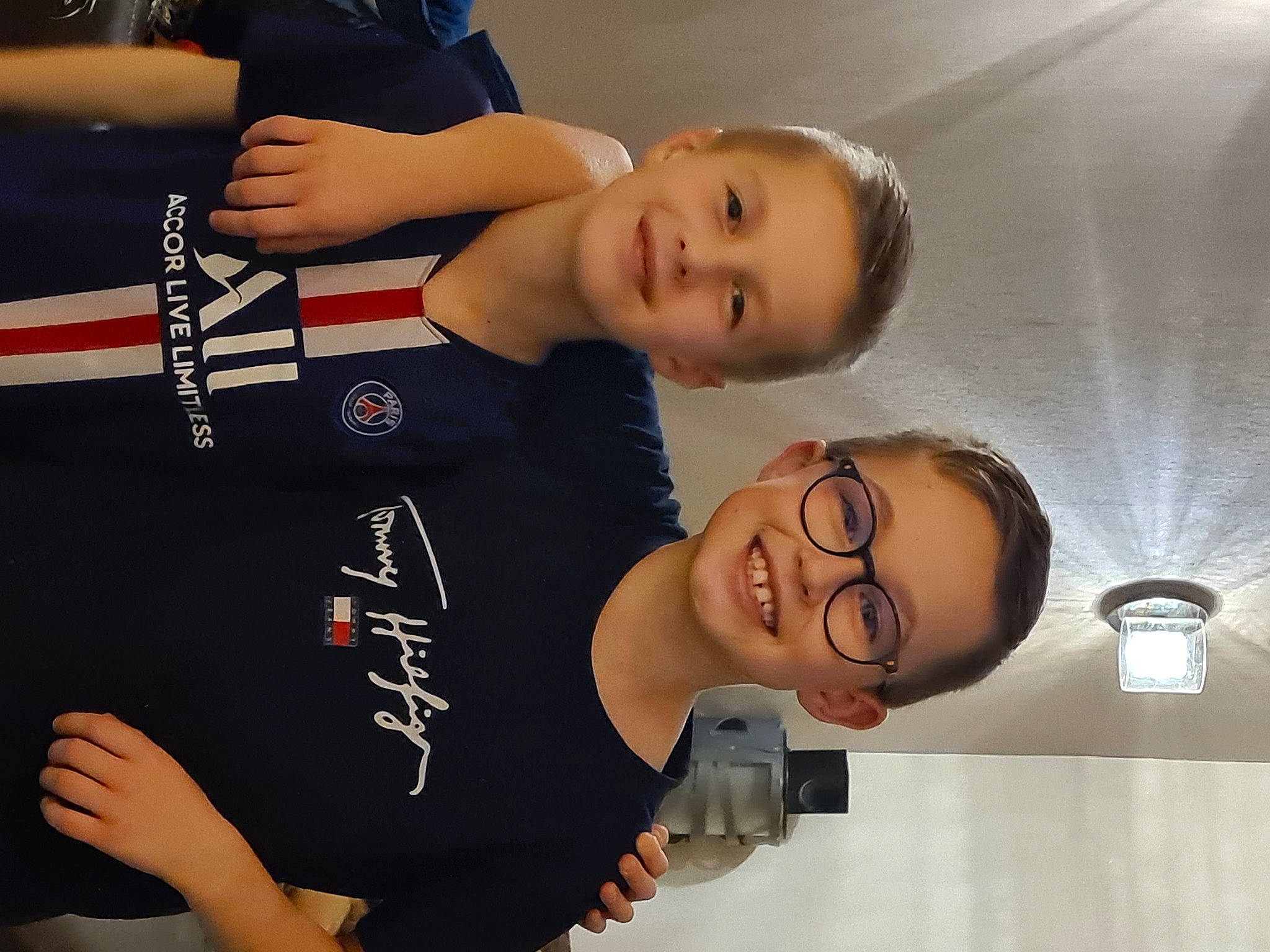 Noa participe au concours pour gagner de l'argent avec cette photo : arm, cheek, chin, cool, elbow, eye, eyebrow, eyewear, flash_photography, forehead, fun, gesture, happy, joy, mouth, neck, nose, person, shoulder, sleeve