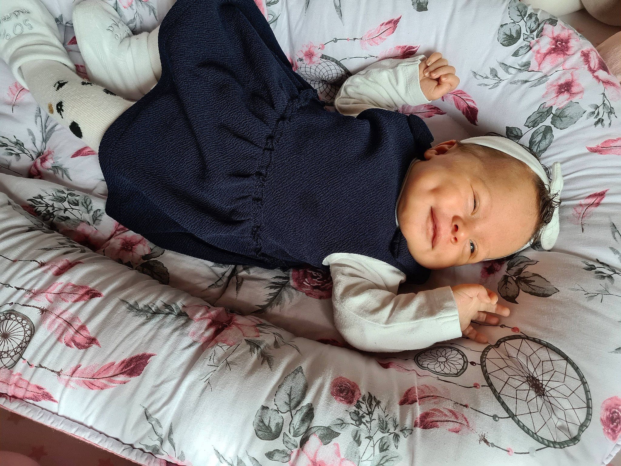 Luna a rejoint le concours — aidez-le/la à gagner de superbes lots ! baby, baby_products, baby_toddler_clothing, bedding, bedtime, child, comfort, grey, hand, linens, nap, pattern, person, room, skin, sleeve, t_shirt, textile, toddler, tree