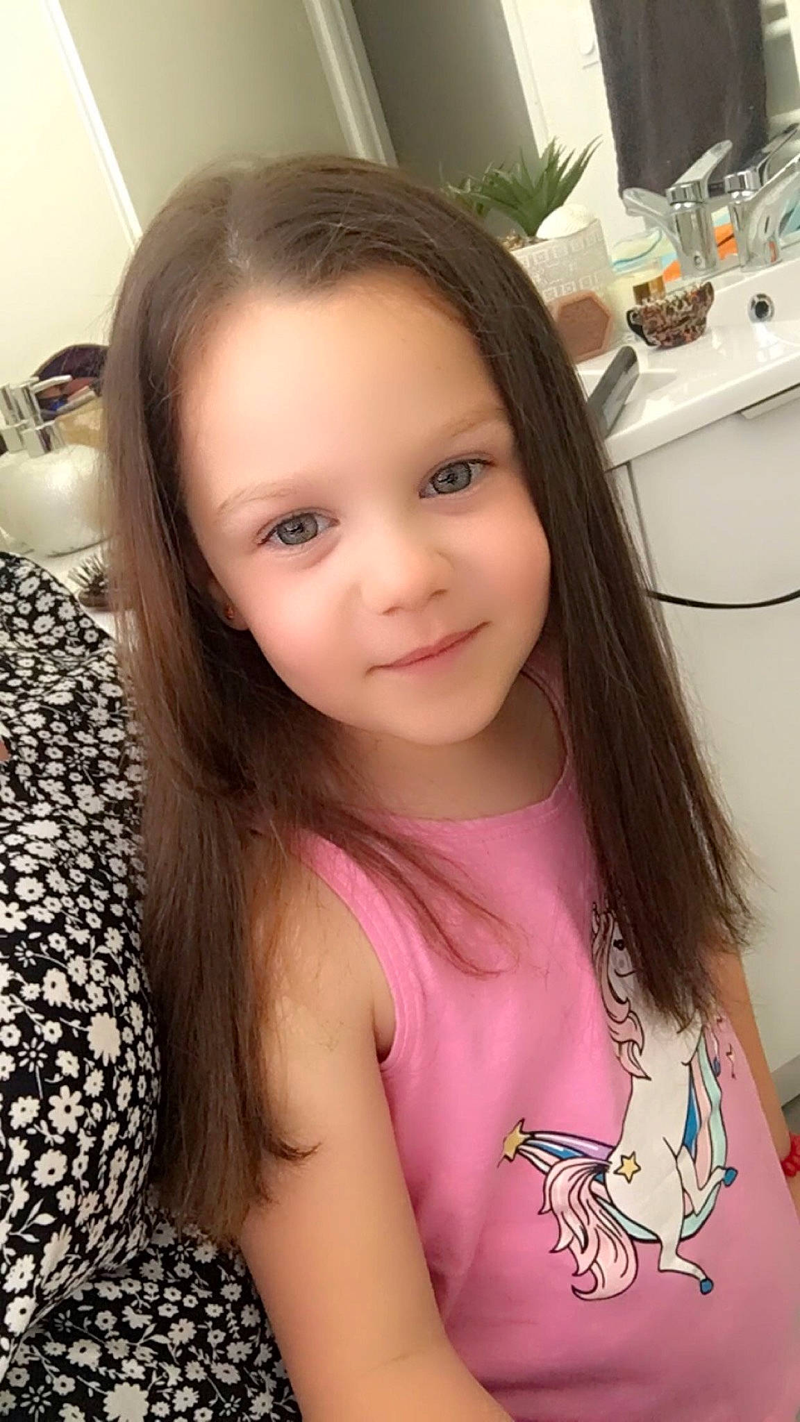 Léna a rejoint le concours — aidez-le/la à gagner de superbes lots ! black_hair, cheek, chest, eyelash, finger, hair, hairstyle, happy, iris, joy, lip, long_hair, muscle, neck, nose, person, pink, shoulder, skin, sleeve