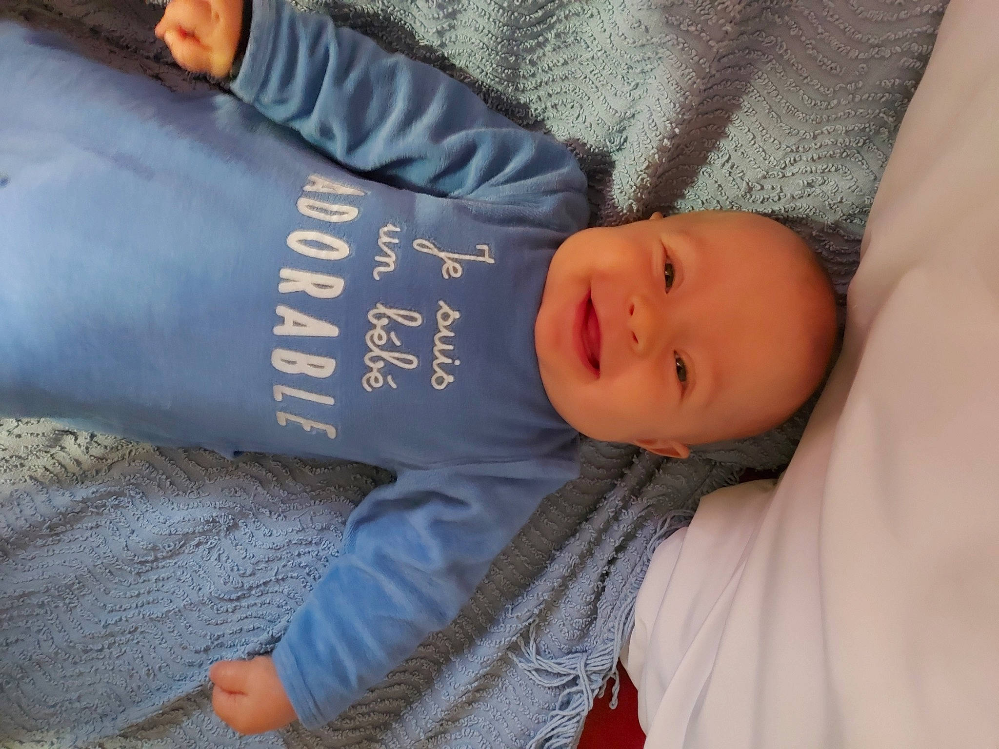 Elio a rejoint le concours — aidez-le/la à gagner de superbes lots ! baby, baby_toddler_clothing, child, comfort, elbow, eye, finger, gesture, hat, joy, linens, lip, nap, nose, person, skin, sleeve, smile, t_shirt, toddler