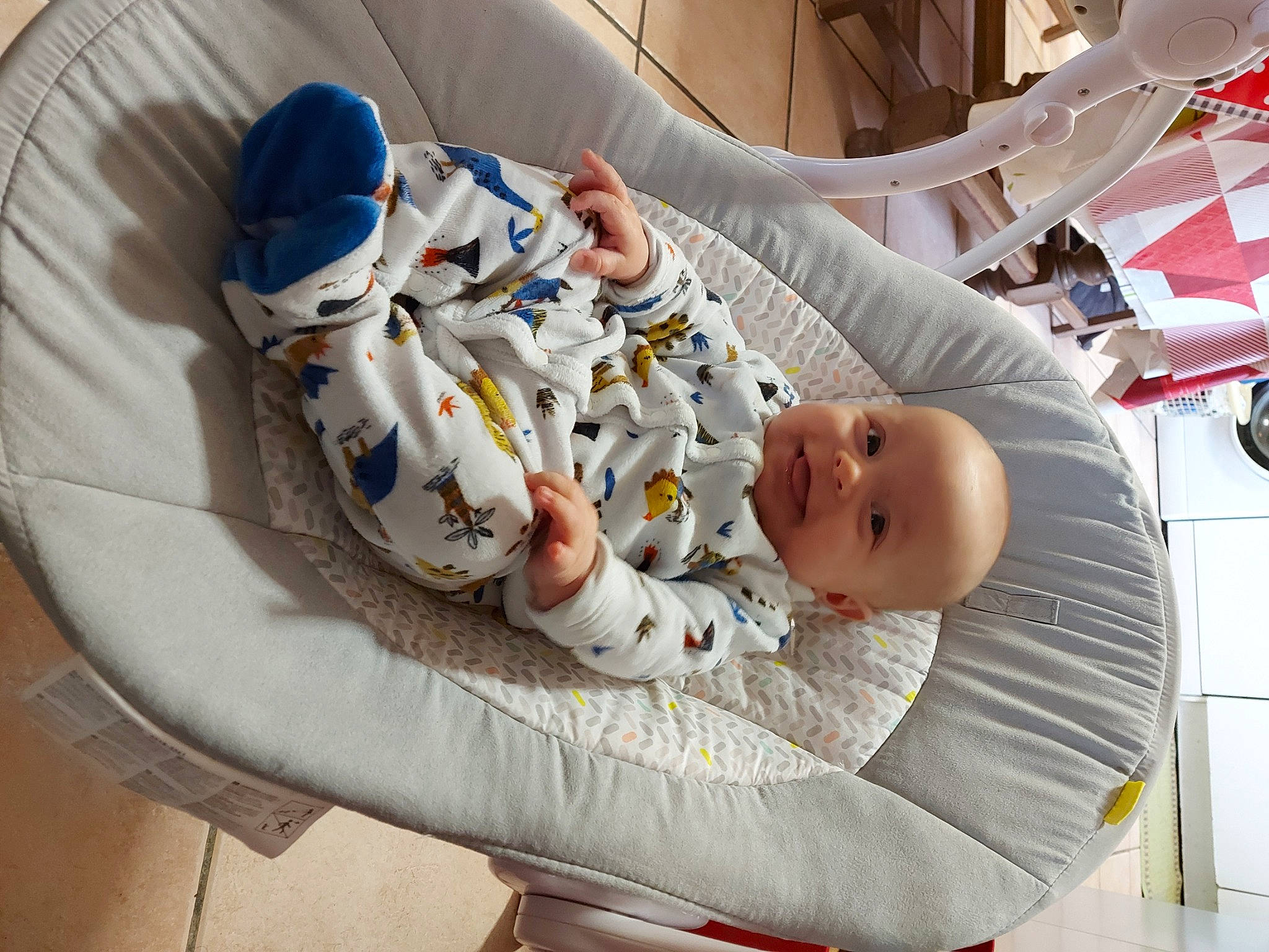 Elio a rejoint le concours — aidez-le/la à gagner de superbes lots ! baby, baby_products, baby_safety, baby_sleeping, baby_toddler_clothing, carmine, chair, child, comfort, foot, health_care, hospital, hospital_bed, linens, medical_equipment, person, room, service, sitting, smile