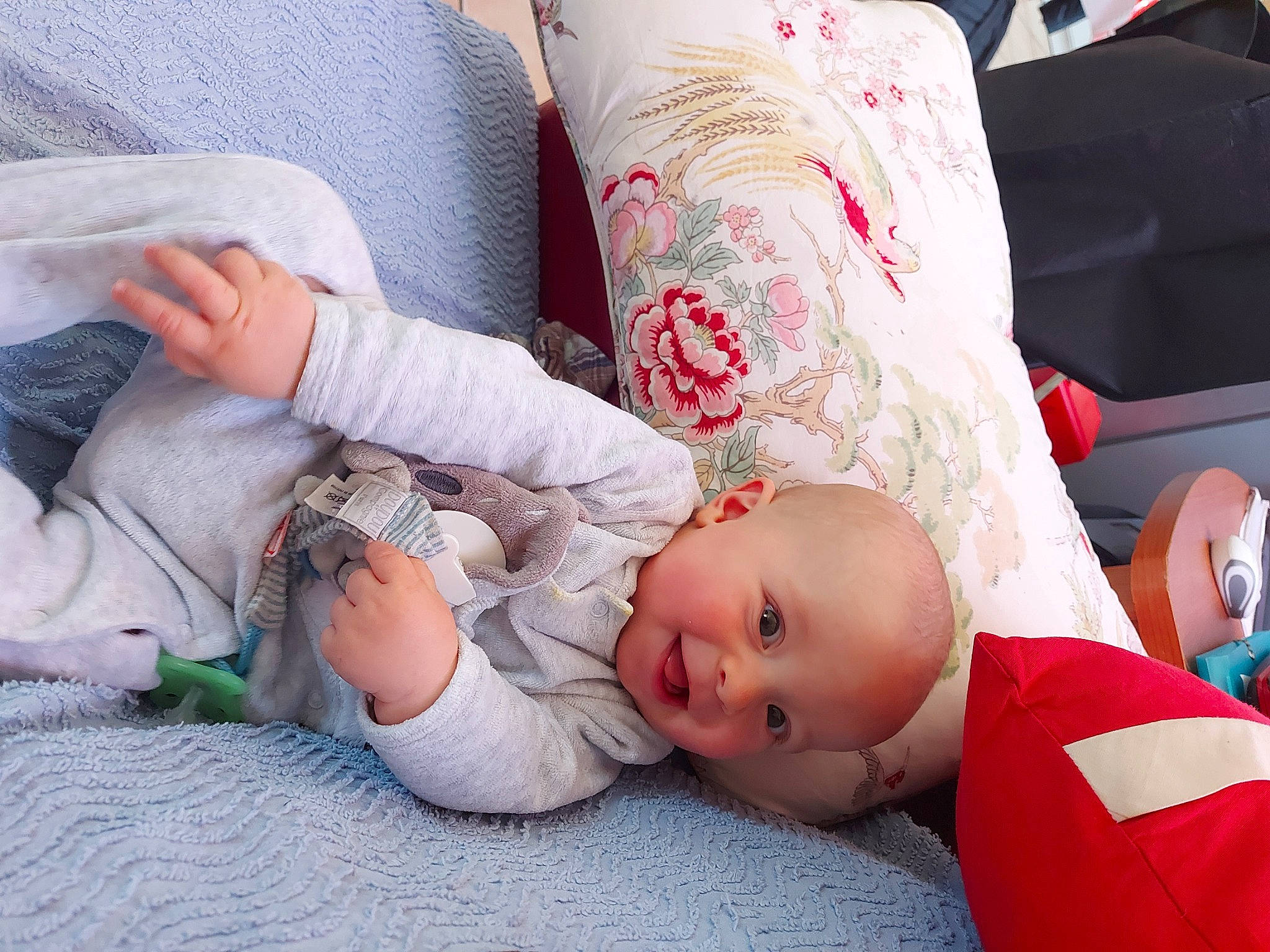 Elio a rejoint le concours — aidez-le/la à gagner de superbes lots ! baby, baby_products, baby_sleeping, baby_toddler_clothing, bedtime, child, comfort, finger, grass, hand, hat, human_body, human_leg, joint, joy, lap, leg, linens, person, sitting