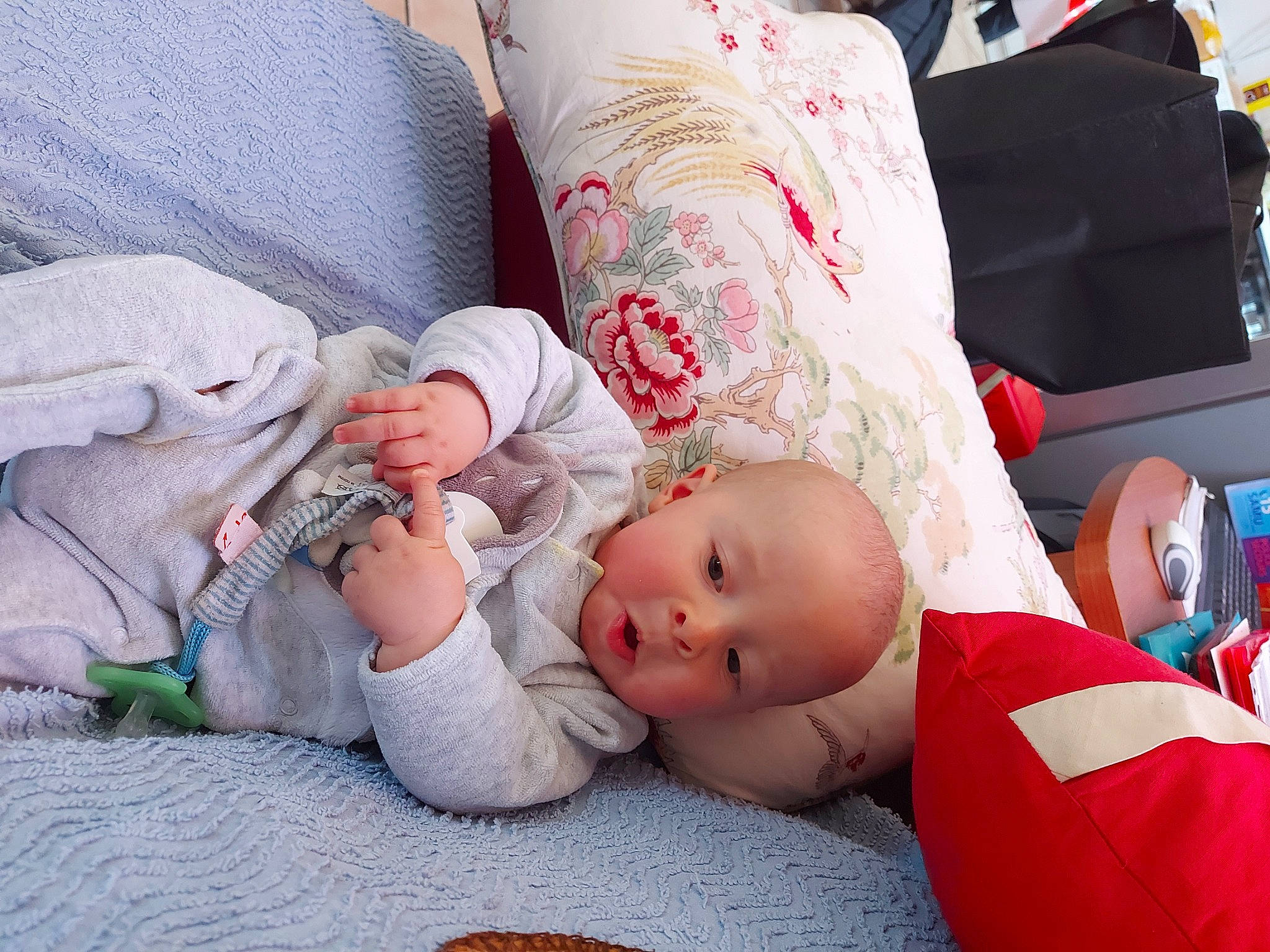 Elio participe au concours pour gagner de l'argent avec cette photo : baby, baby_products, baby_sleeping, baby_toddler_clothing, child, comfort, event, finger, flesh, grass, hat, human_leg, leg, linens, nap, person, room, sitting, sleep, thigh