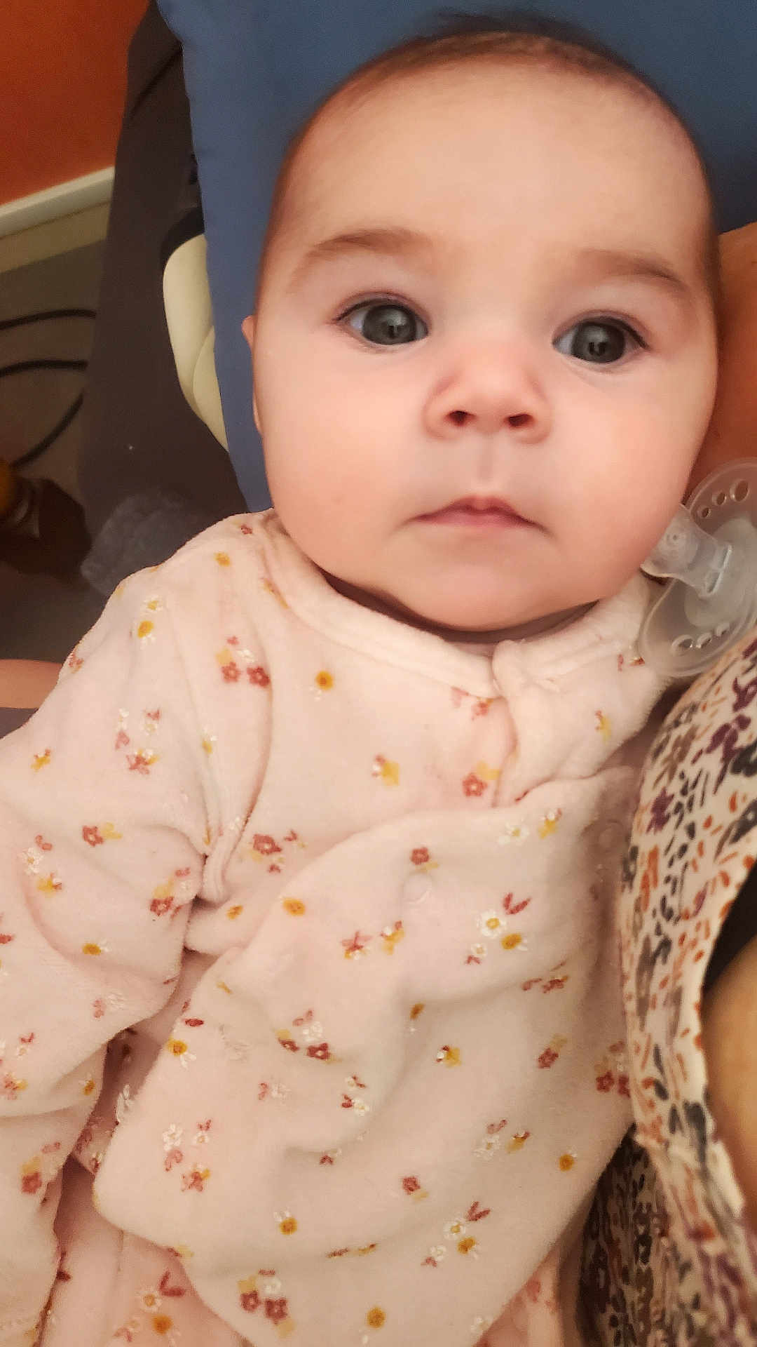 Camila a rejoint le concours — aidez-le/la à gagner de superbes lots ! baby, infant, face, onesie, floral_pattern, pacifier, close_up, soft_fabric, curious_eyes, child, person, cute, indoor, snuggle, clothing, pattern, portrait, young_child, head, skin