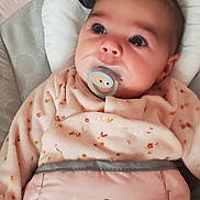 Camila a rejoint le concours — aidez-le/la à gagner de superbes lots ! baby, pacifier, pink_clothing, floral_pattern, minnie_mouse, baby_seat, infant, child, cute, face, eyes, head, soft_fabric, indoor, portrait, sitting, comfort, toy_character, cartoon, baby_girl