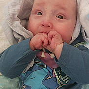 Nolhan a rejoint le concours — aidez-le/la à gagner de superbes lots ! baby, blanket, cartoon_print, chubby_cheeks, cozy, cute, eyes, face, hands, hood, indoor, infant, lying_down, mouth, onesie, pacifier_clip, portrait, soft_texture, toddler, towel