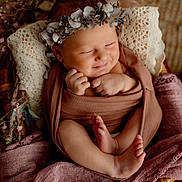 Mia a rejoint le concours — aidez-le/la à gagner de superbes lots ! baby, newborn, smiling, flower_crown, wrapped, basket, lace, blanket, cozy, peaceful, infant, cute, pose, soft_lighting, skin, hands, feet, portrait, decor, sleepy