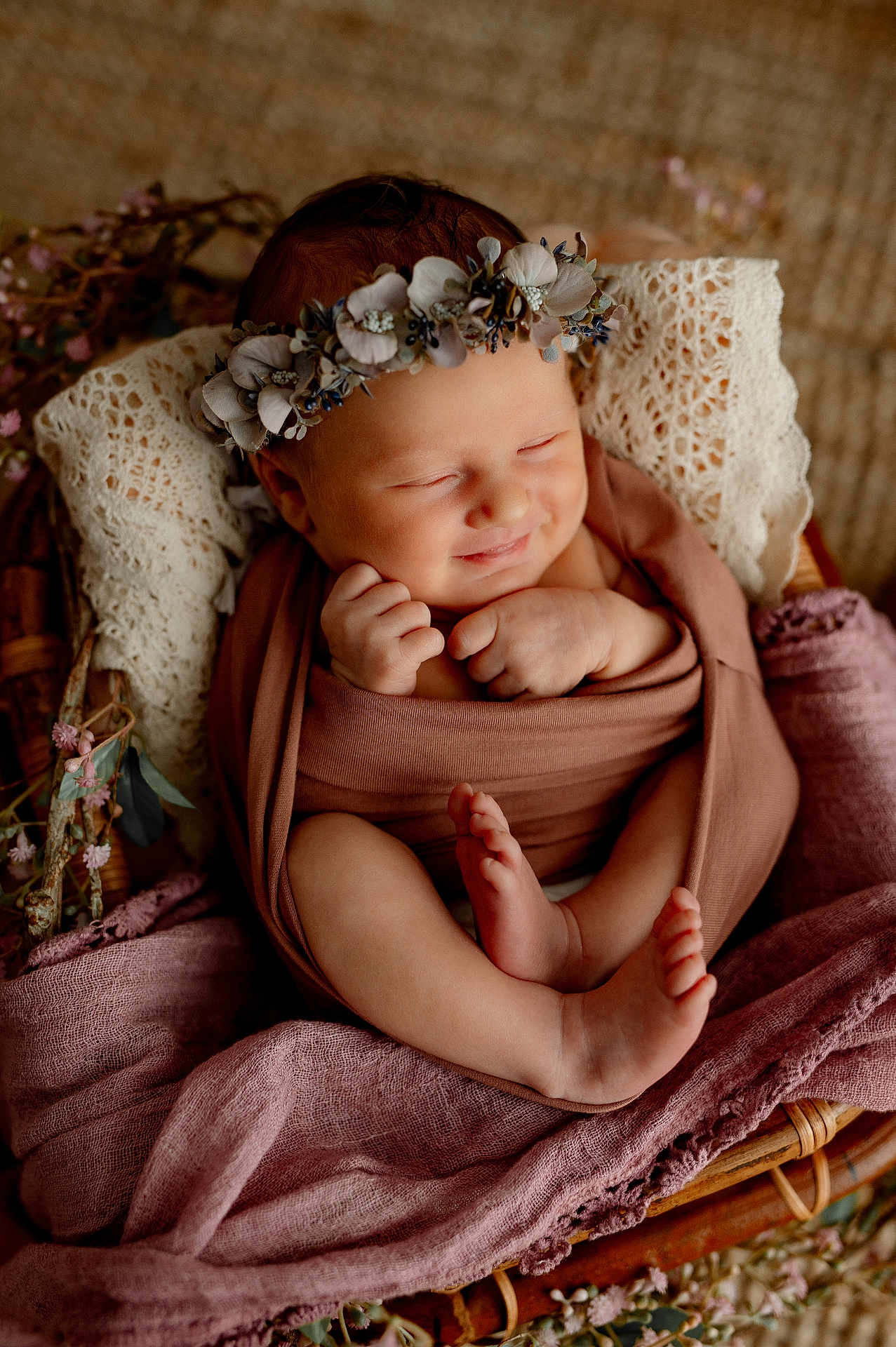 Mia a rejoint le concours — aidez-le/la à gagner de superbes lots ! baby, newborn, smiling, flower_crown, wrapped, basket, lace, blanket, cozy, peaceful, infant, cute, pose, soft_lighting, skin, hands, feet, portrait, decor, sleepy