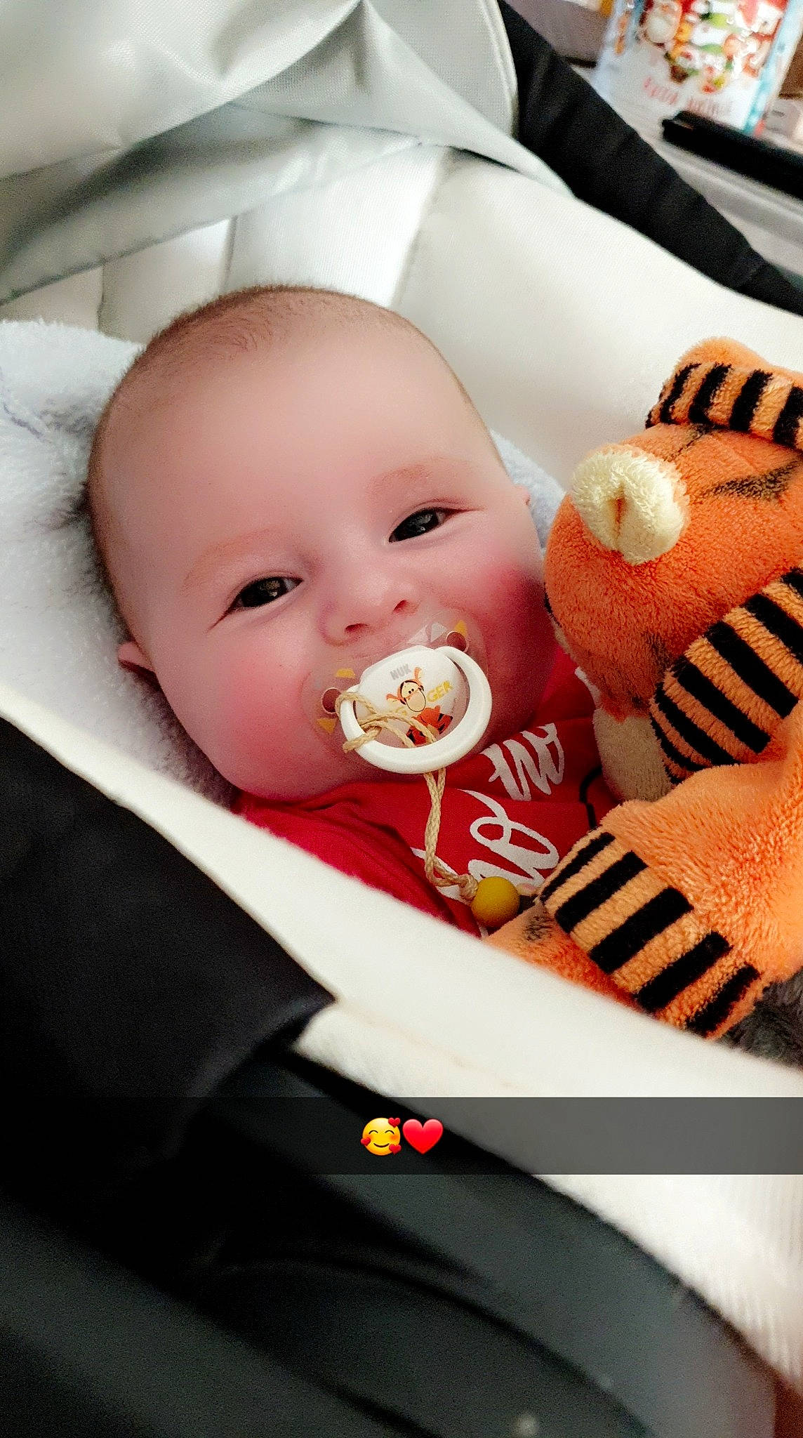 Mylann participe au concours pour gagner de l'argent avec cette photo : baby, baby_products, baby_safety, baby_sleeping, baby_toddler_clothing, baby_toys, bedtime, cheek, child, comfort, infant_bed, linens, orange, peach, person, plush, stuffed_toy, toddler, toy