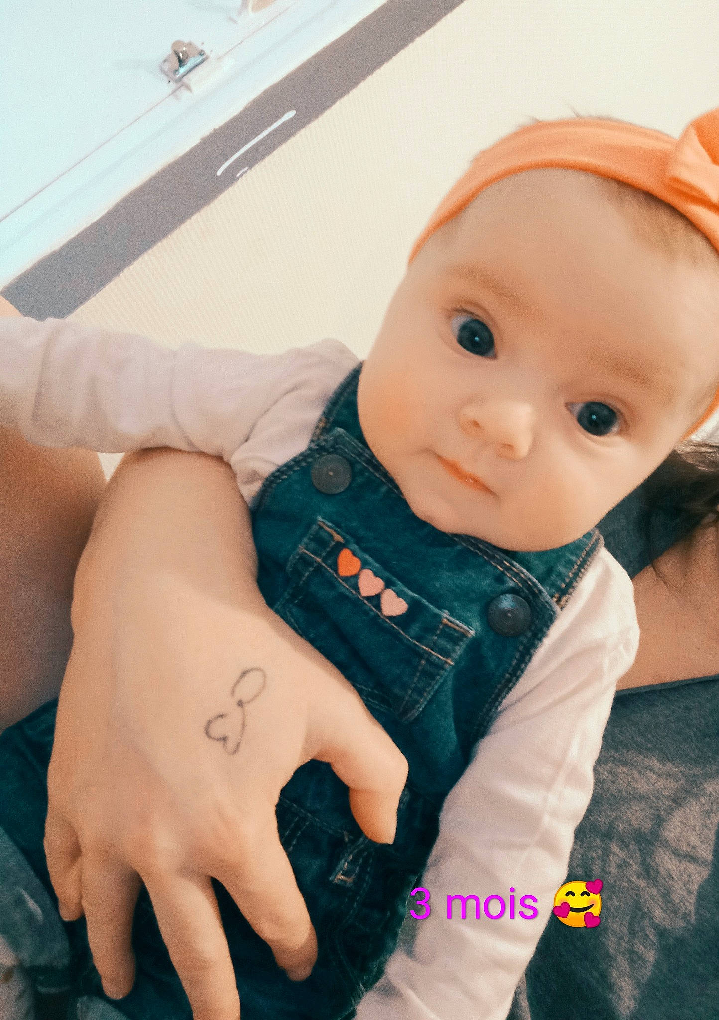 Evaa participe au concours pour gagner de l'argent avec cette photo : baby, baby_toddler_clothing, bracelet, cheek, child, child_model, costume_accessory, finger, nail, peach, person, skin, thumb, toddler, wrist