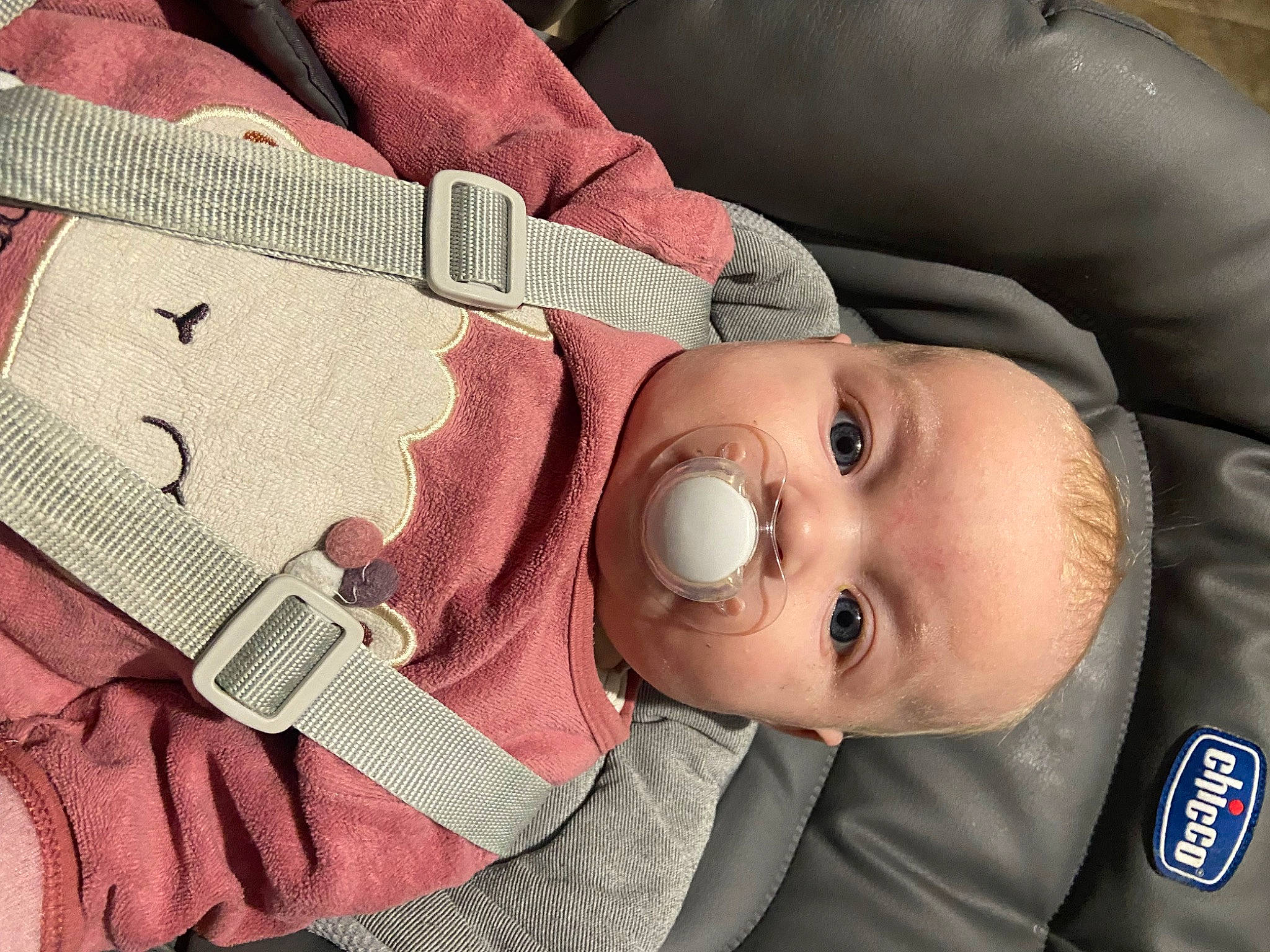 Téa participe au concours pour gagner de l'argent avec cette photo : baby, baby_toddler_clothing, button, cheek, child, comfort, eye, eyebrow, eyelash, fashion_accessory, head, lip, mouth, neck, nose, person, product, skin, sleeve, textile