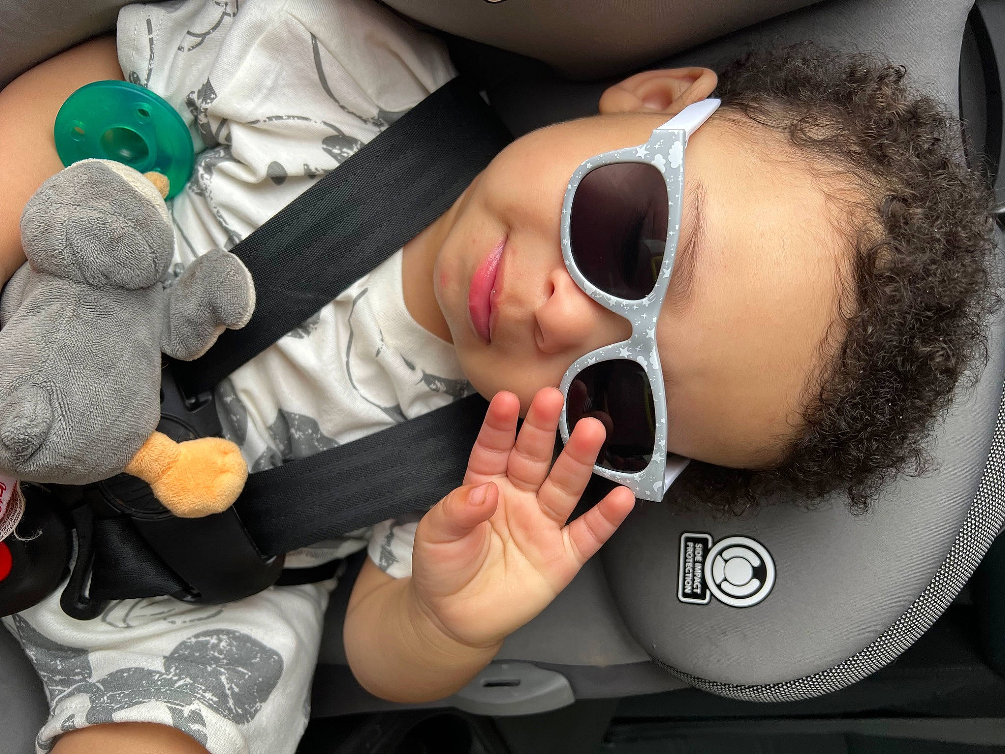 Braelen is registered to the contest to win money with this photo: audio_equipment, auto_part, automotive_design, black_hair, eyewear, finger, fun, glasses, goggles, headgear, human, mouth, nail, nose, person, personal_protective_equipment, product, sunglasses, toy, vehicle_door