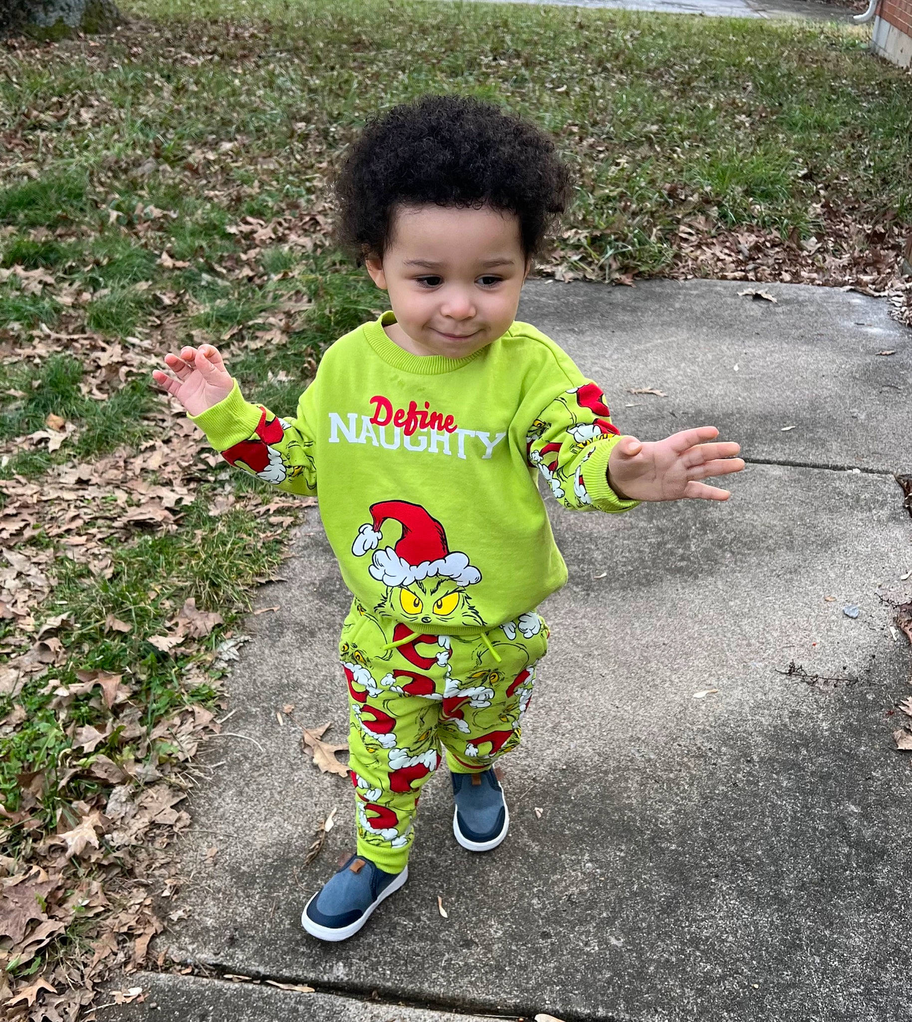 Braelen is registered to the contest to win money with this photo: asphalt, baby, baby_toddler_clothing, child, fun, grass, happy, joy, leaf, leisure, people_in_nature, person, plant, recreation, road_surface, sleeve, smile, soil, spring, t_shirt