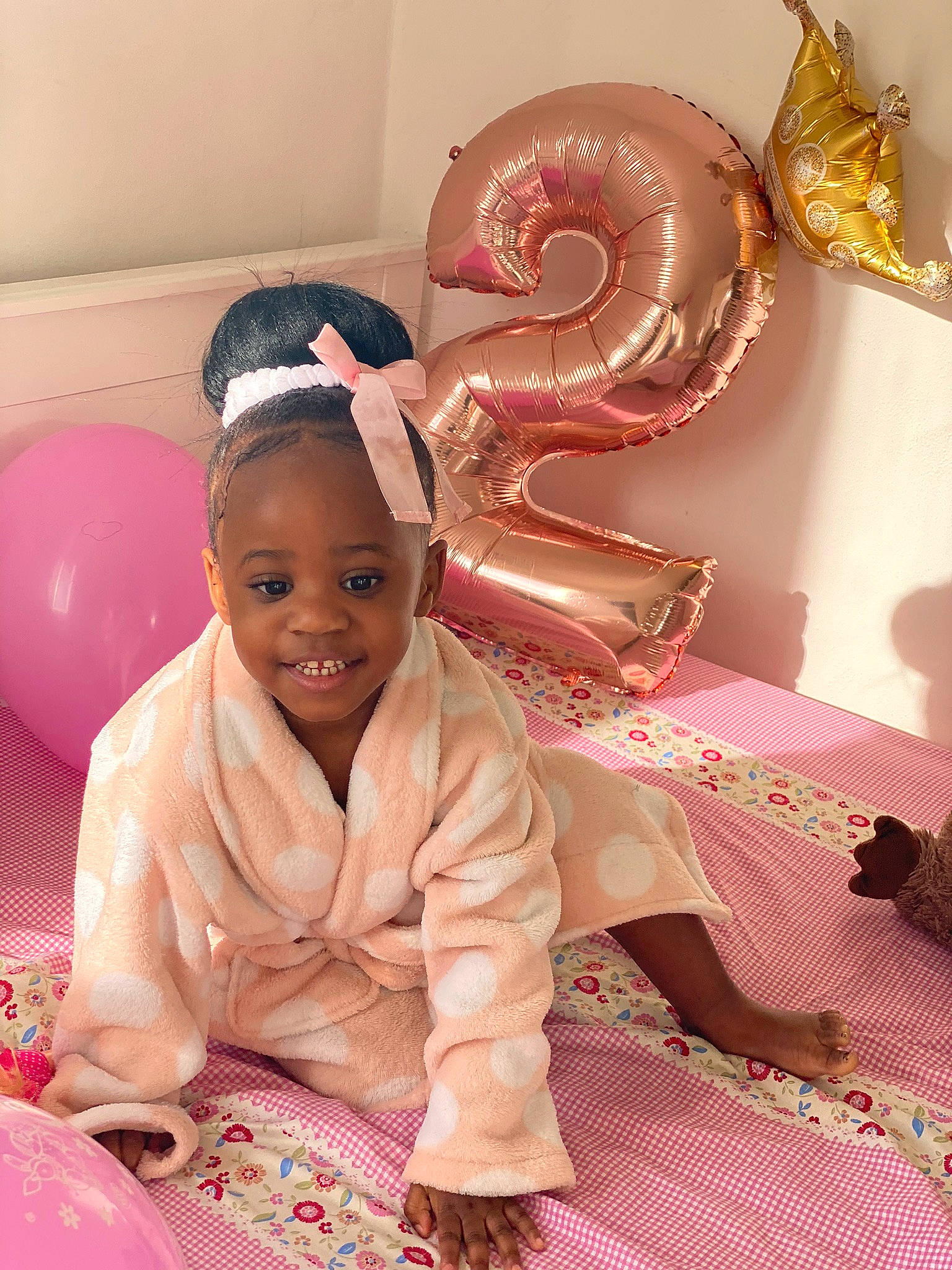 Lord-maryam participe au concours pour gagner de l'argent avec cette photo : baby, birthday, child, event, fun, hairstyle, happy, head, headgear, headpiece, joy, leisure, linens, magenta, party_supply, person, pink, smile, temple, textile
