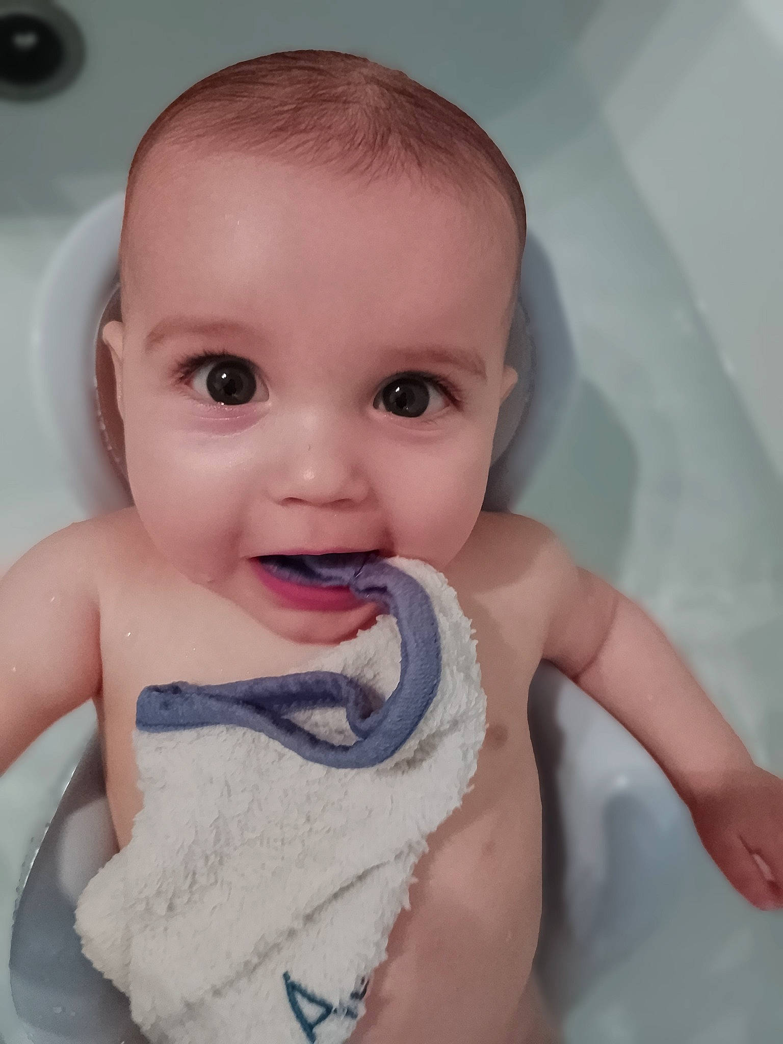 Soan participe au concours pour gagner de l'argent avec cette photo : baby, baby_bathing, bathing, cheek, ear, eye, eyebrow, eyelash, finger, fluid, gesture, hand, happy, iris, jaw, lip, mouth, neck, nose, person