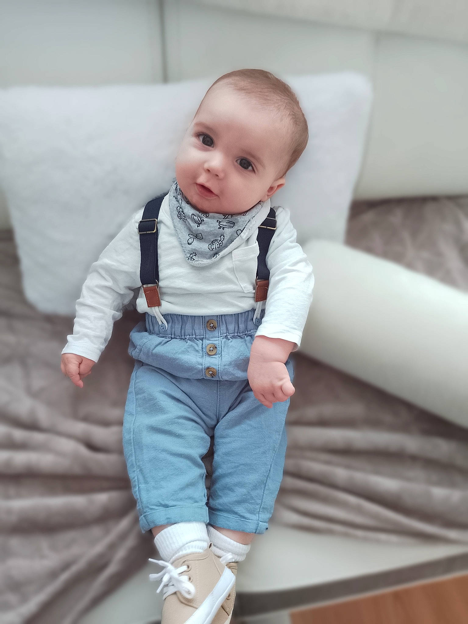 Soan participe au concours pour gagner de l'argent avec cette photo : baby, baby_toddler_clothing, cheek, child, collar, comfort, couch, denim, dress_shirt, electric_blue, flash_photography, pattern, person, portrait_photography, sitting, skin, sleeve, sock, t_shirt, toddler