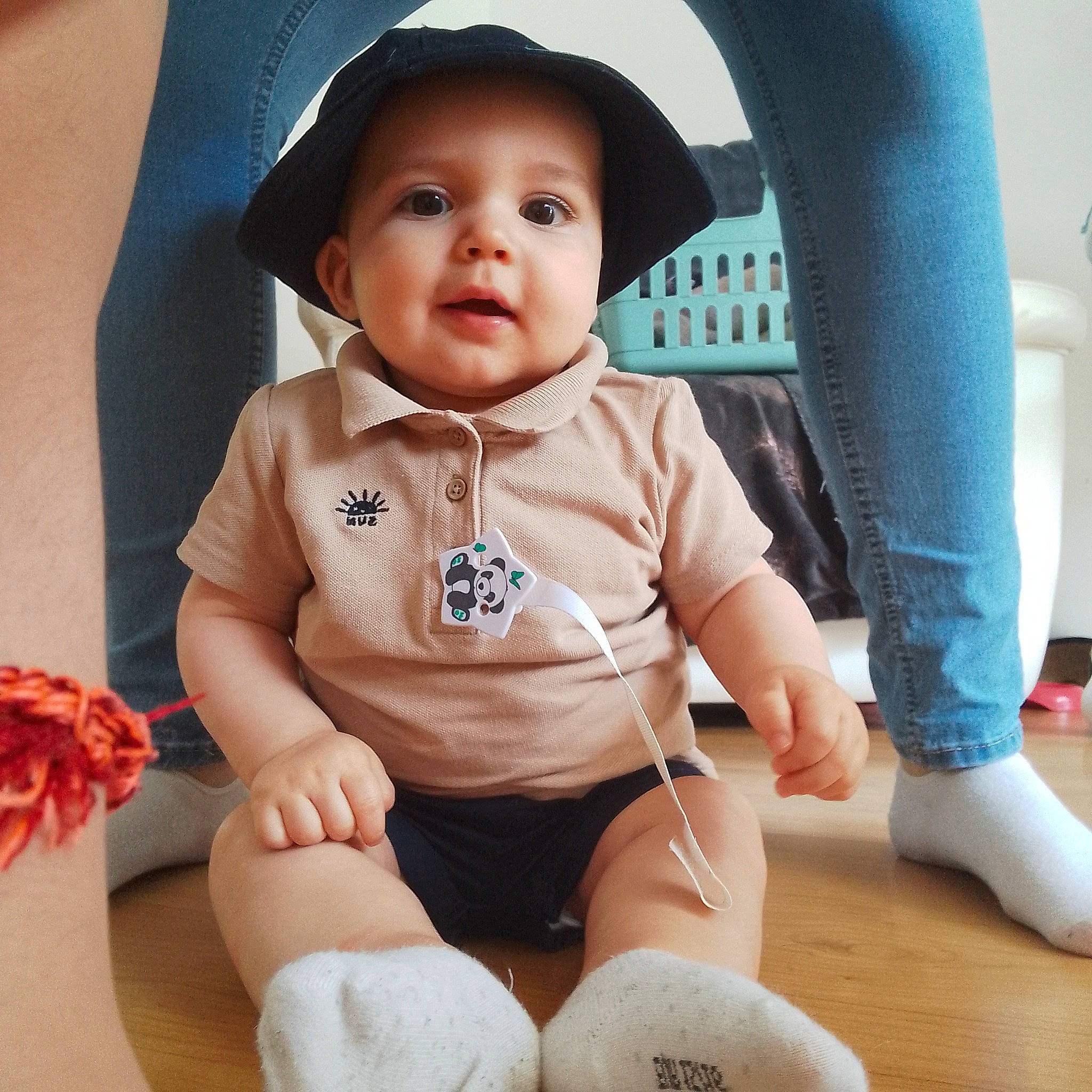 Soan participe au concours pour gagner de l'argent avec cette photo : baby, baby_toddler_clothing, cap, child, comfort, happy, hat, headgear, human_leg, knee, outerwear, person, product, skin, sleeve, standing, sun_hat, textile, thigh, toddler