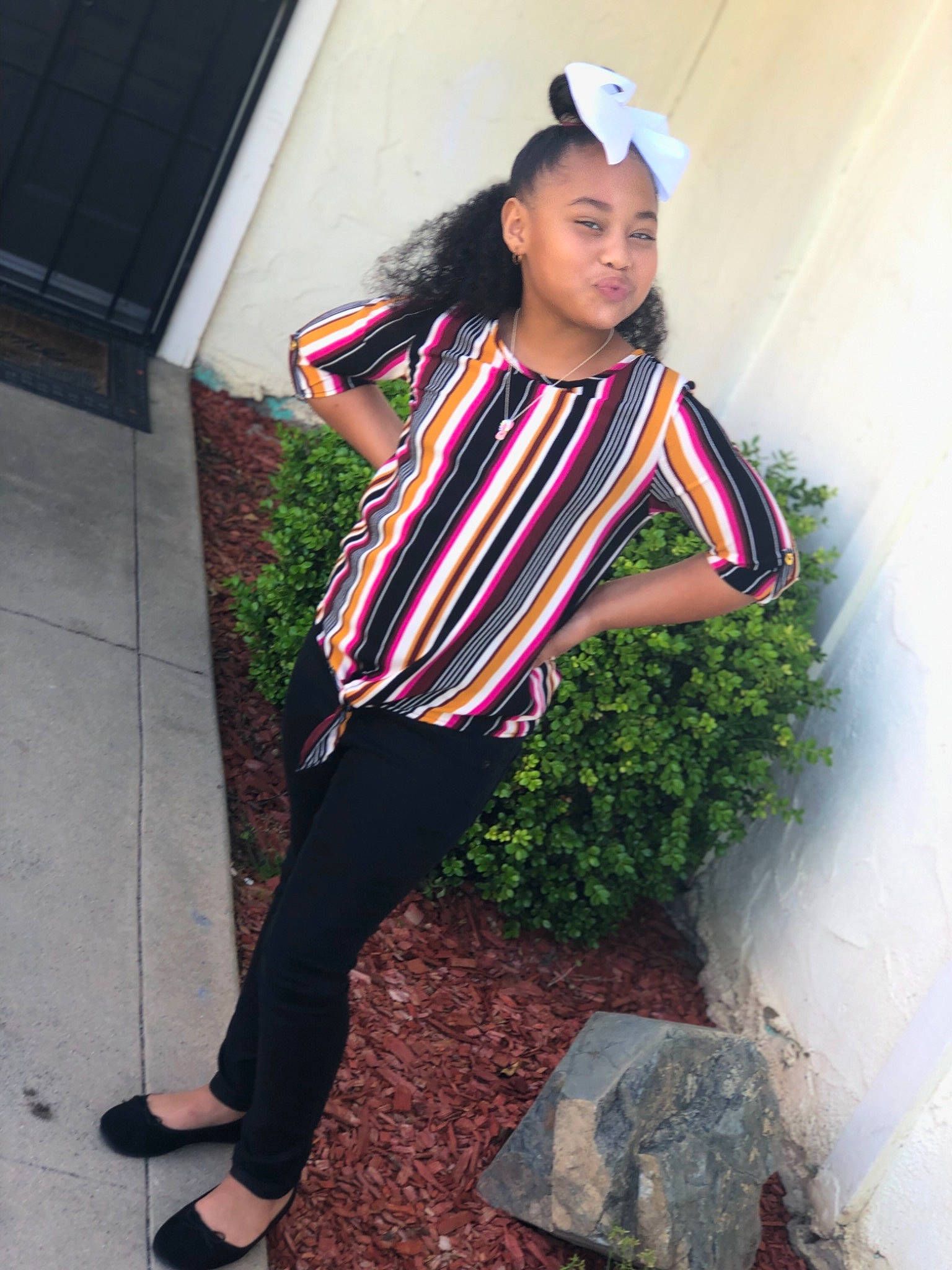 Ni is registered to the contest to win money with this photo: costume, person, smile, t_shirt