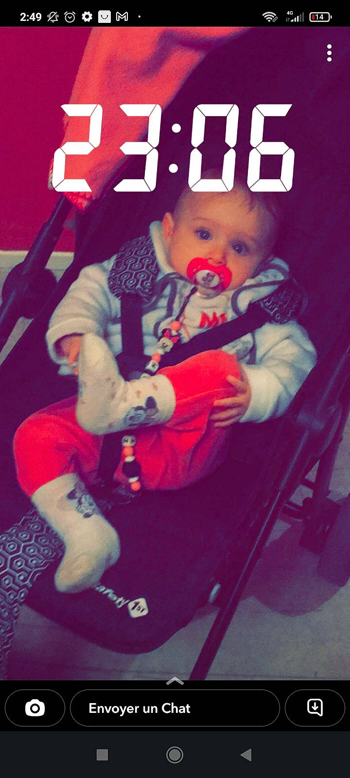 Inayah a rejoint le concours — aidez-le/la à gagner de superbes lots ! baby, baby_carriage, baby_products, baby_toddler_clothing, car_seat, carmine, chair, child, comfort, font, fun, lap, magenta, pattern, person, photo_caption, play, sitting, sleeve, t_shirt