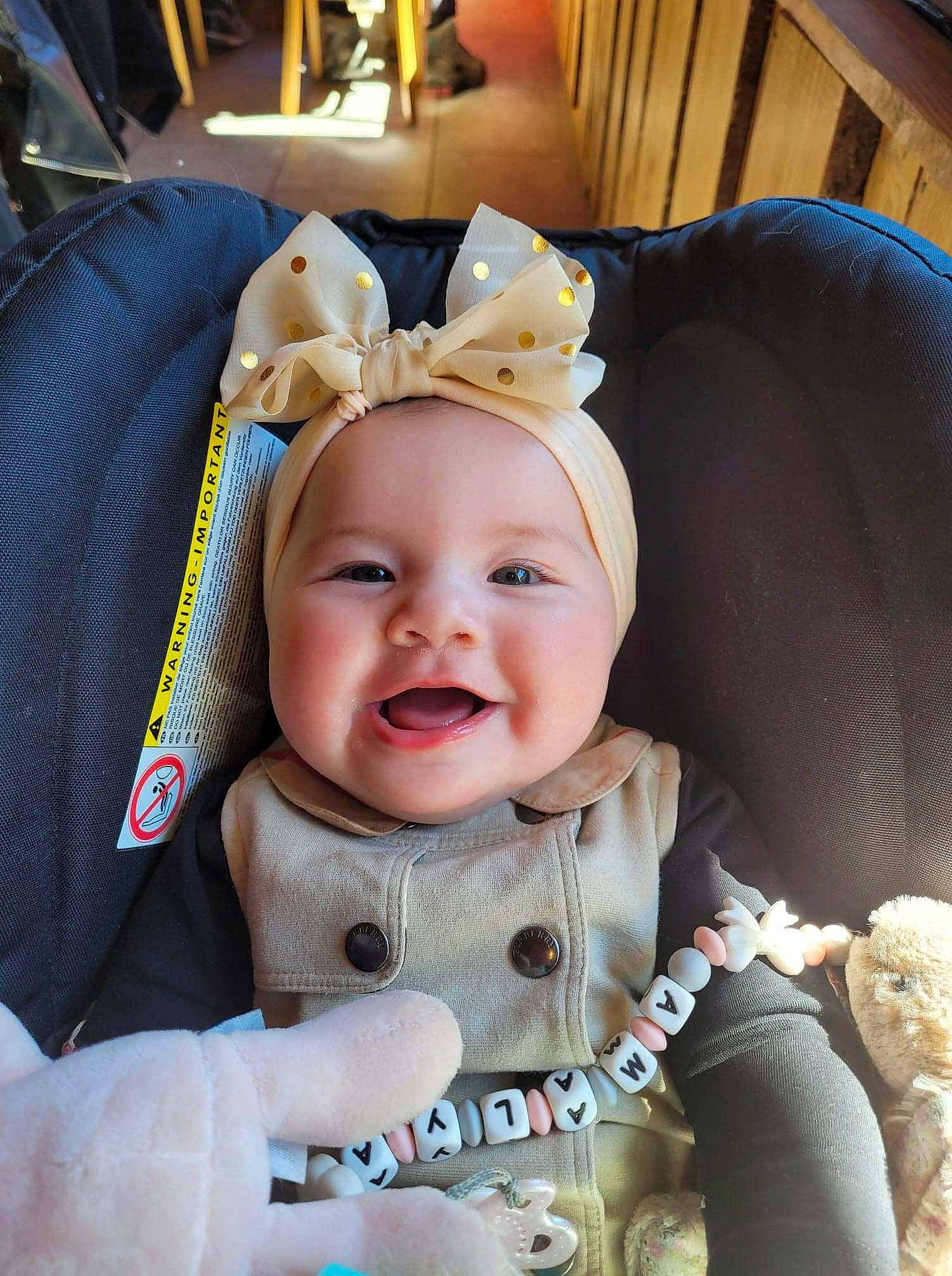 Amalya a rejoint le concours — aidez-le/la à gagner de superbes lots ! baby, baby_carriage, baby_laughing, baby_products, baby_toddler_clothing, car_seat, child, comfort, event, fashion_accessory, fun, happy, headgear, headwear, iris, laugh, person, sitting, skin, smile