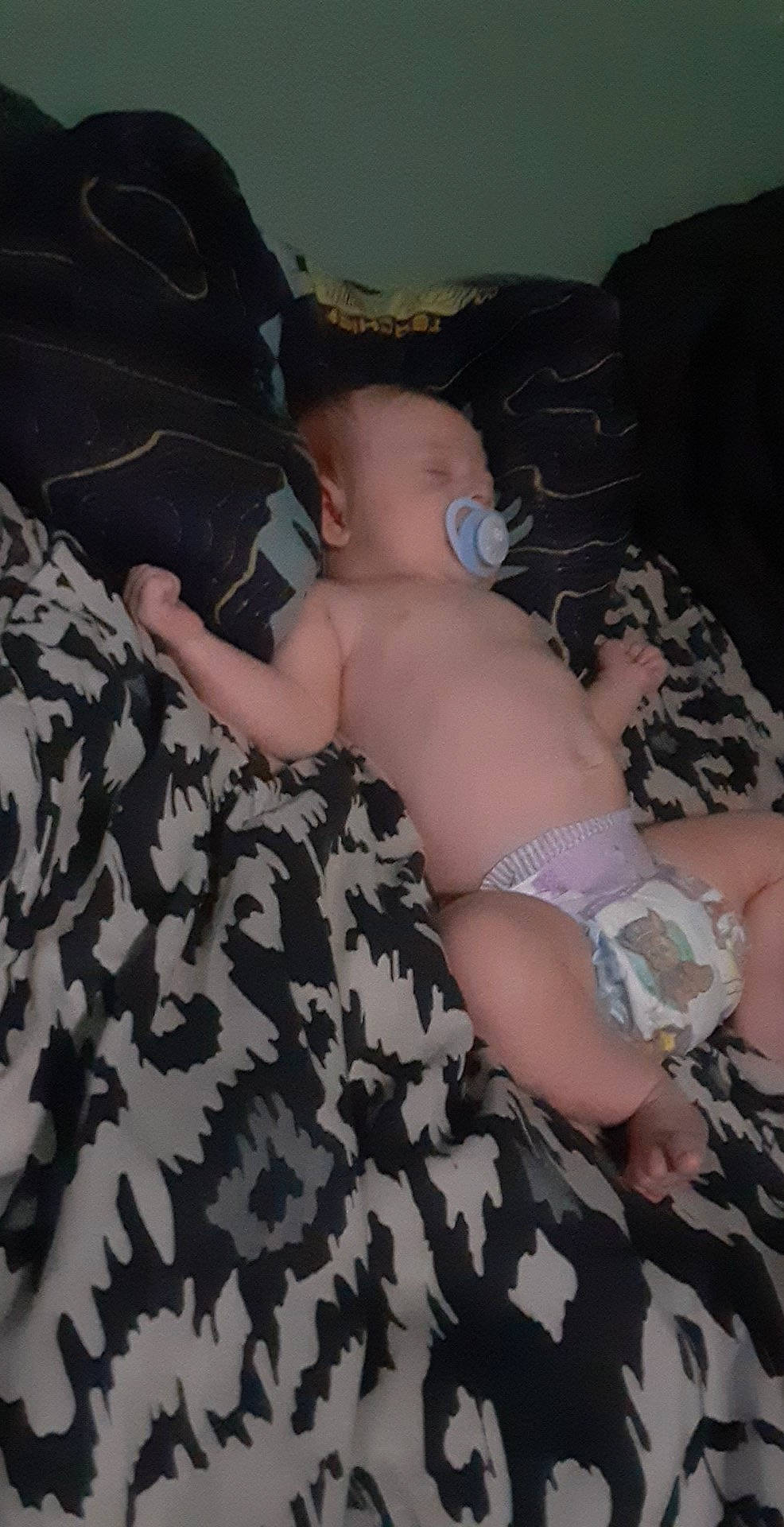 Lucius is registered to the contest to win money with this photo: abdomen, baby, baby_toddler_clothing, chest, comfort, elbow, finger, hand, human_body, interaction, joint, leg, mouth, person, shoulder, skin, stomach, thigh, thumb, toddler